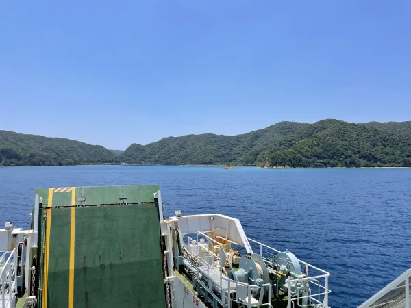 フェリーから見た加計呂麻島