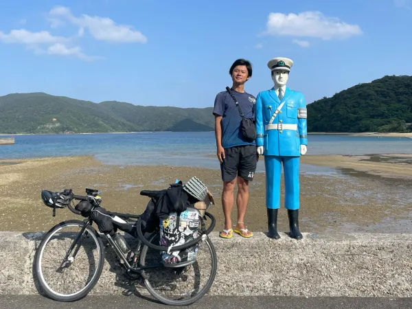 加計呂麻島の伊子茂まもる君と記念写真