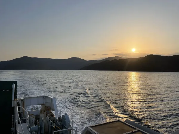 加計呂麻島フェリーから見る夕日