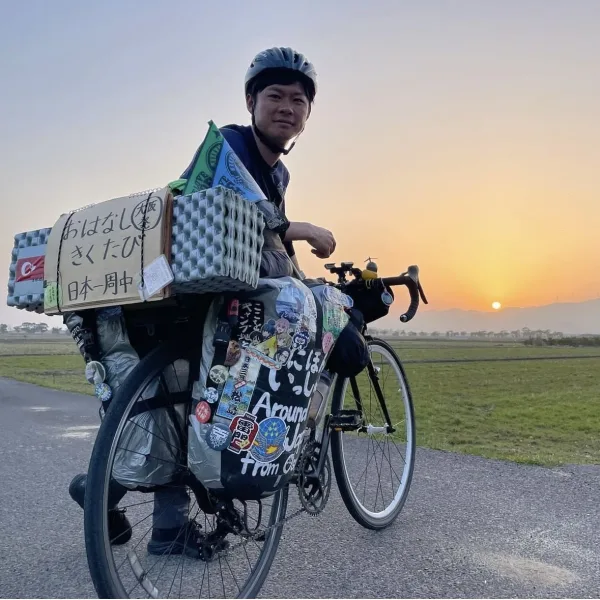 下関市の畑で夕日と一緒に記念写真