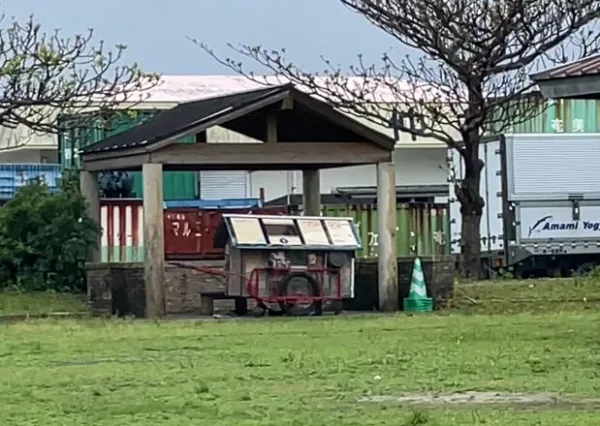 古仁屋で出会った旅人のリアカー