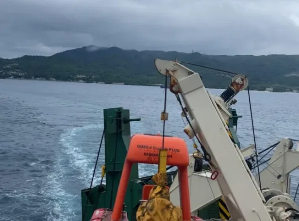 沖縄を出たフェリーから見た本部港