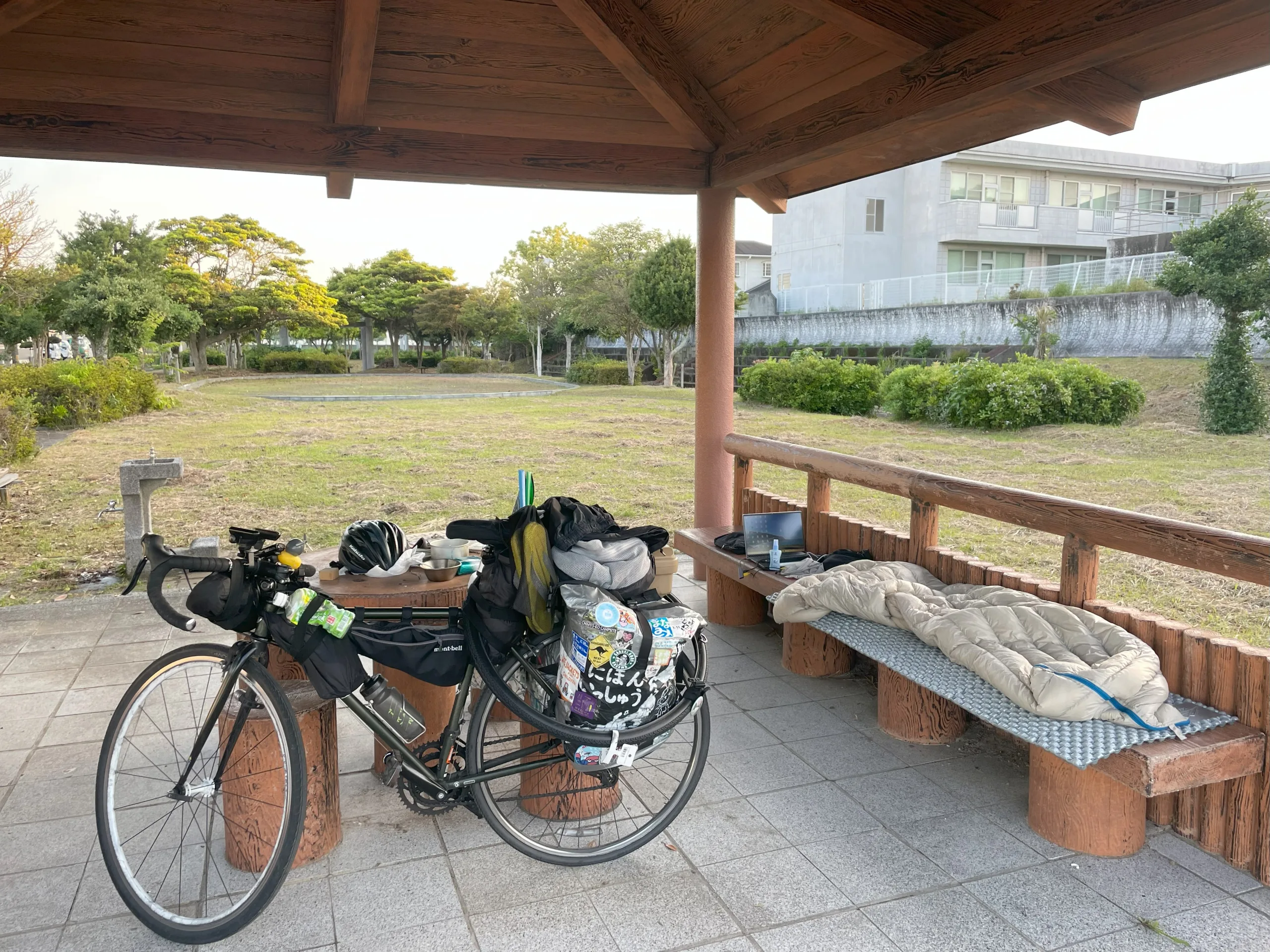 阿久根駅近くの公園のベンチに止めた自転車