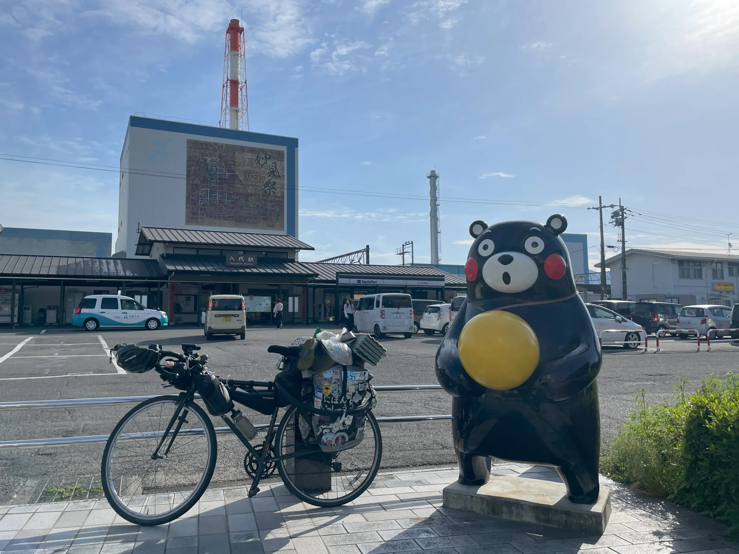 八代駅のくまモンと自転車