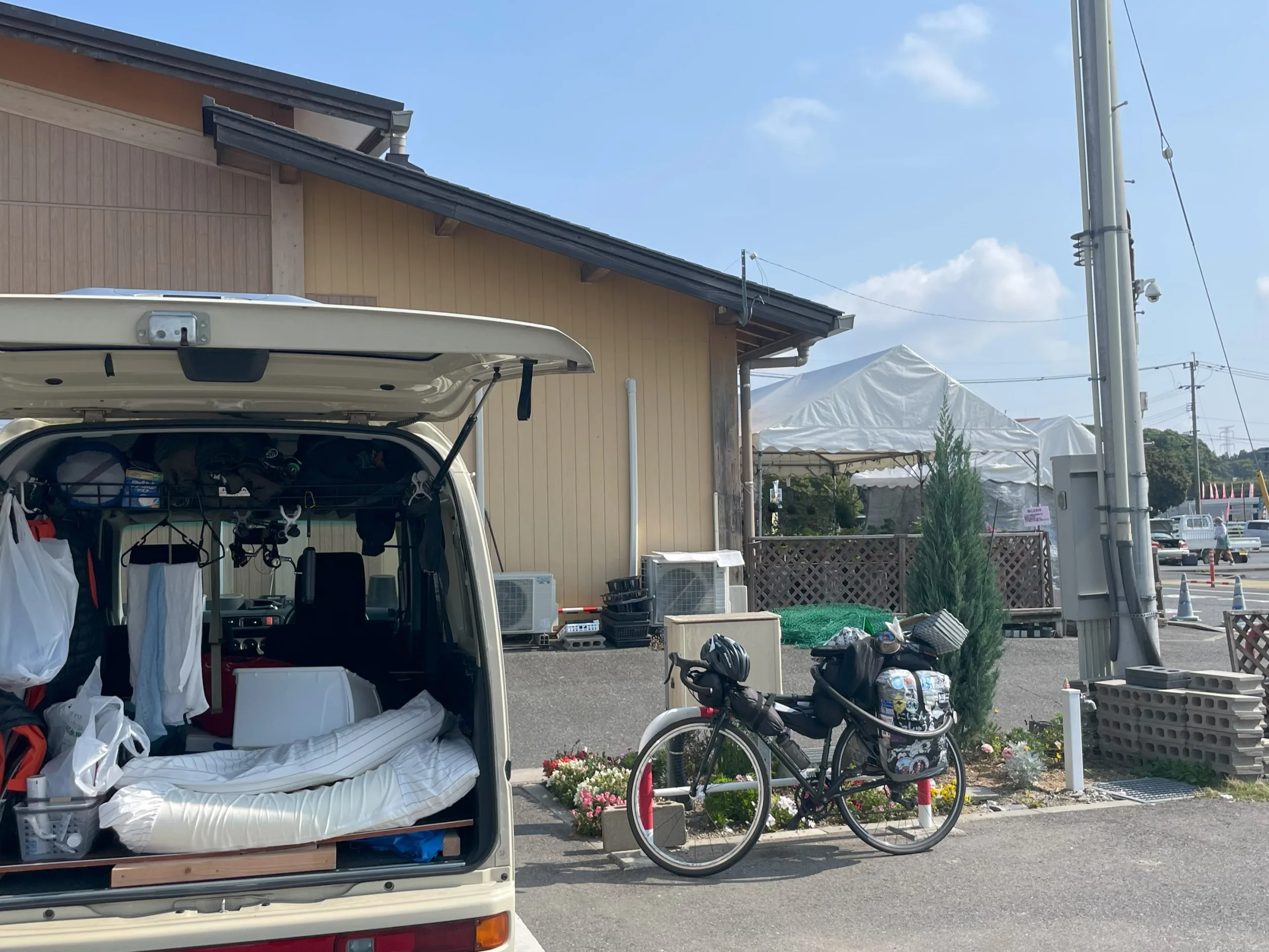 道の駅宇土で車中泊した旅人の車と自転車