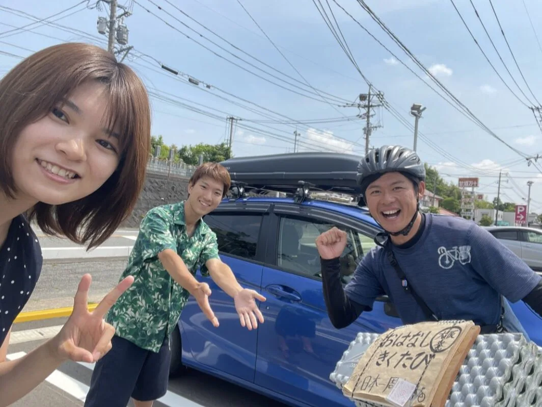 道の駅うとの近くで出会った車日本一周中のカップル