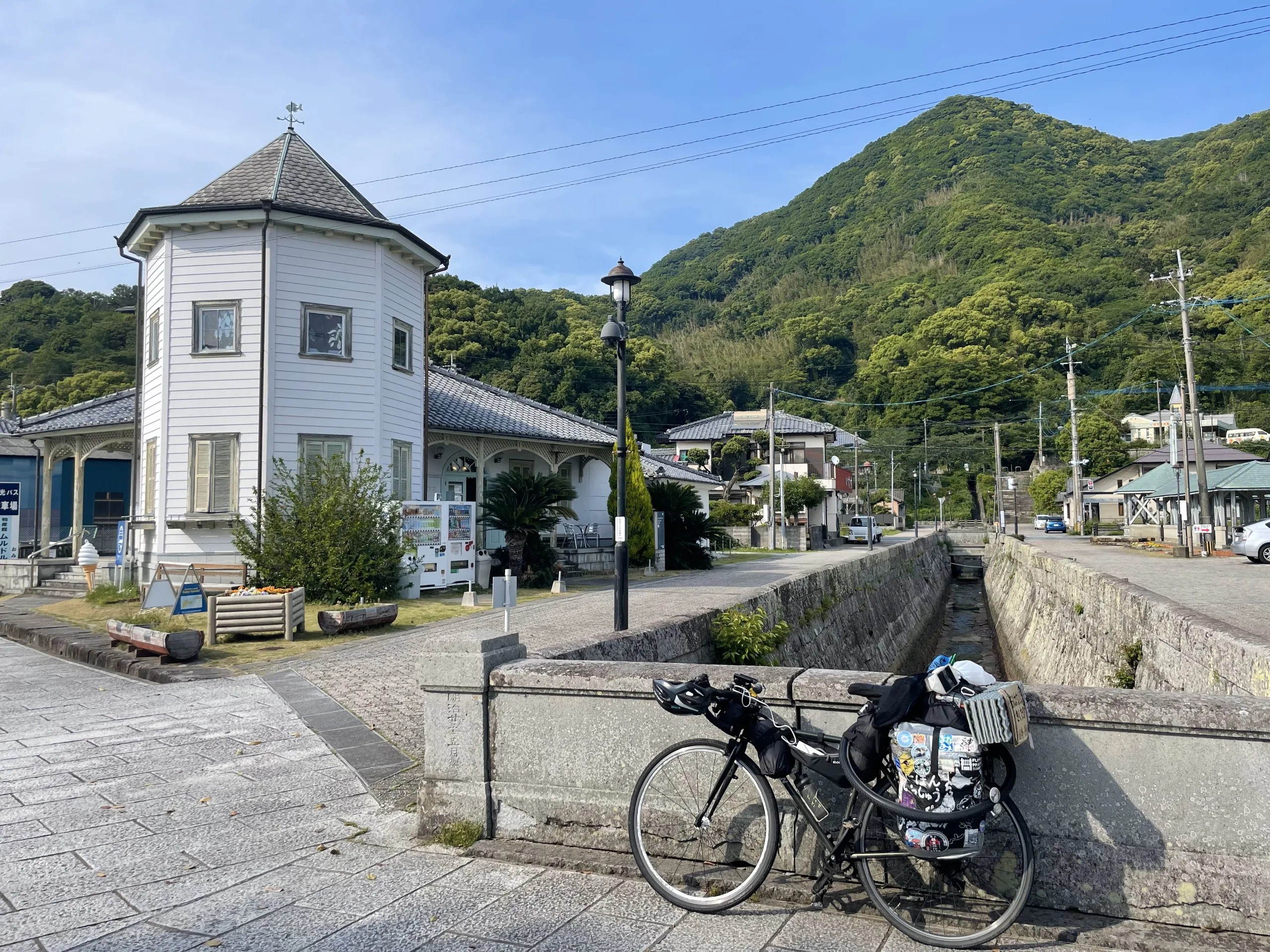 三角西港の水路とムルドルハウス