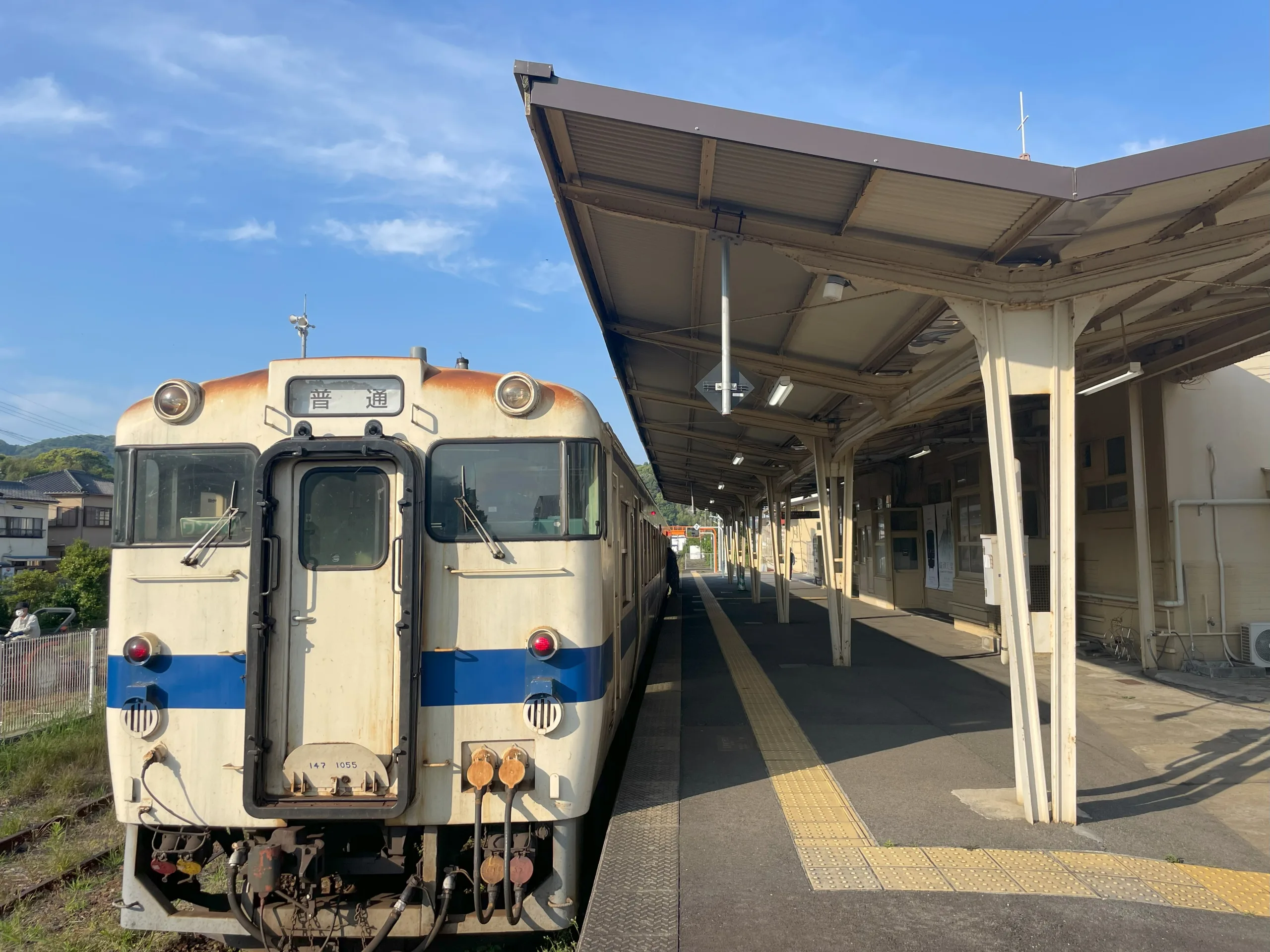 三角駅に停車する電車