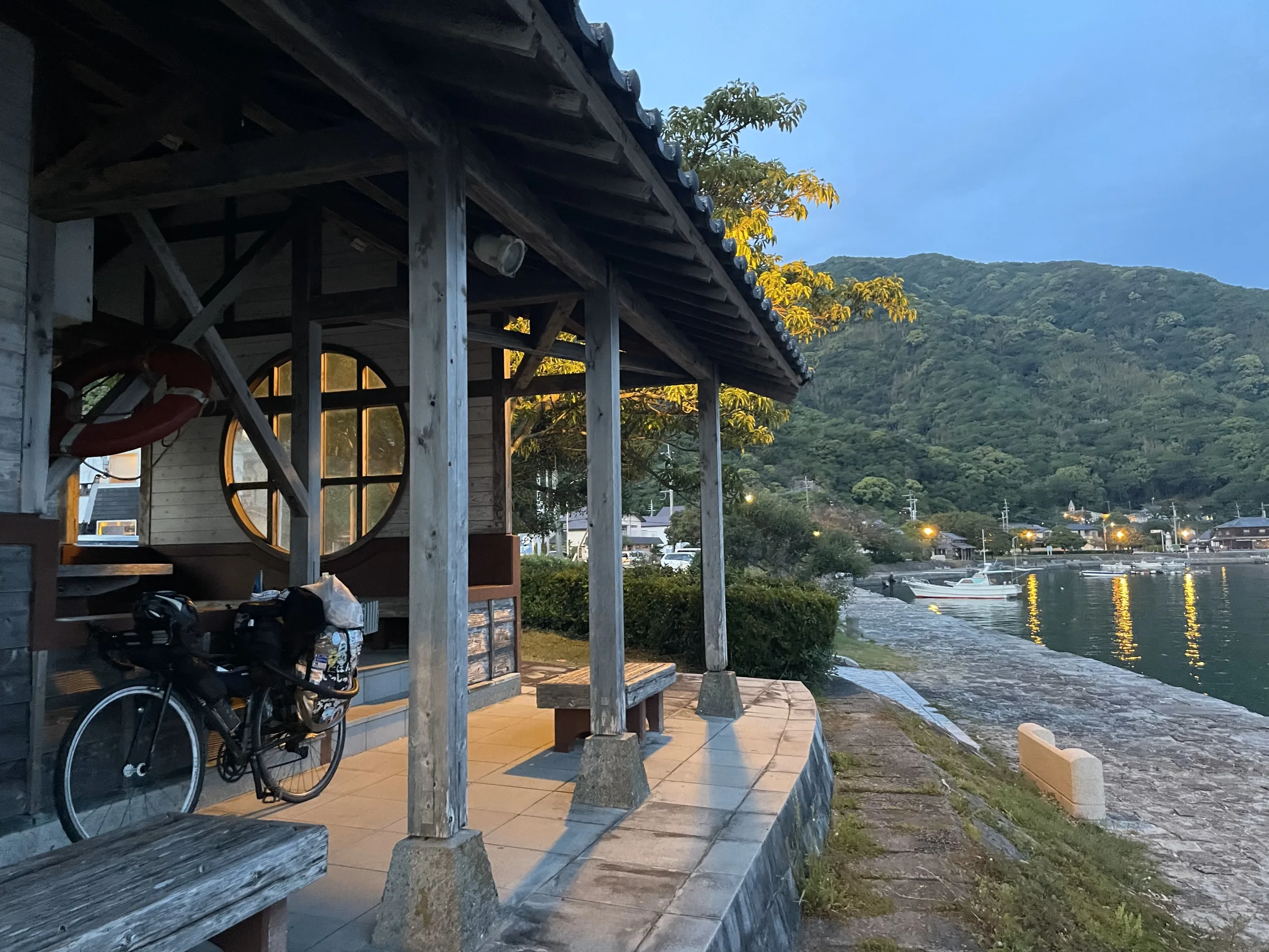 三角西港に止めた自転車