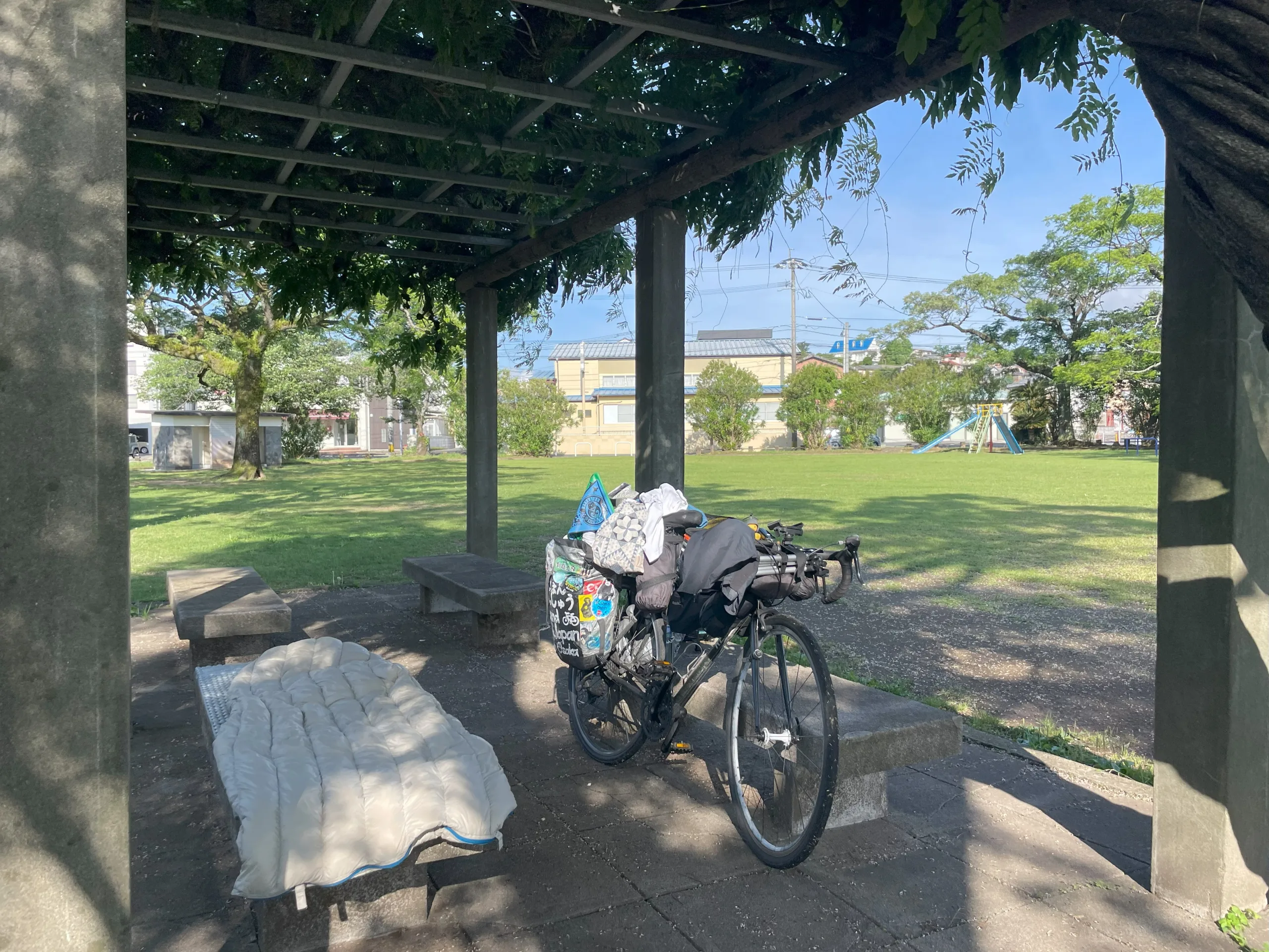 諫早市の公園で野宿する旅人