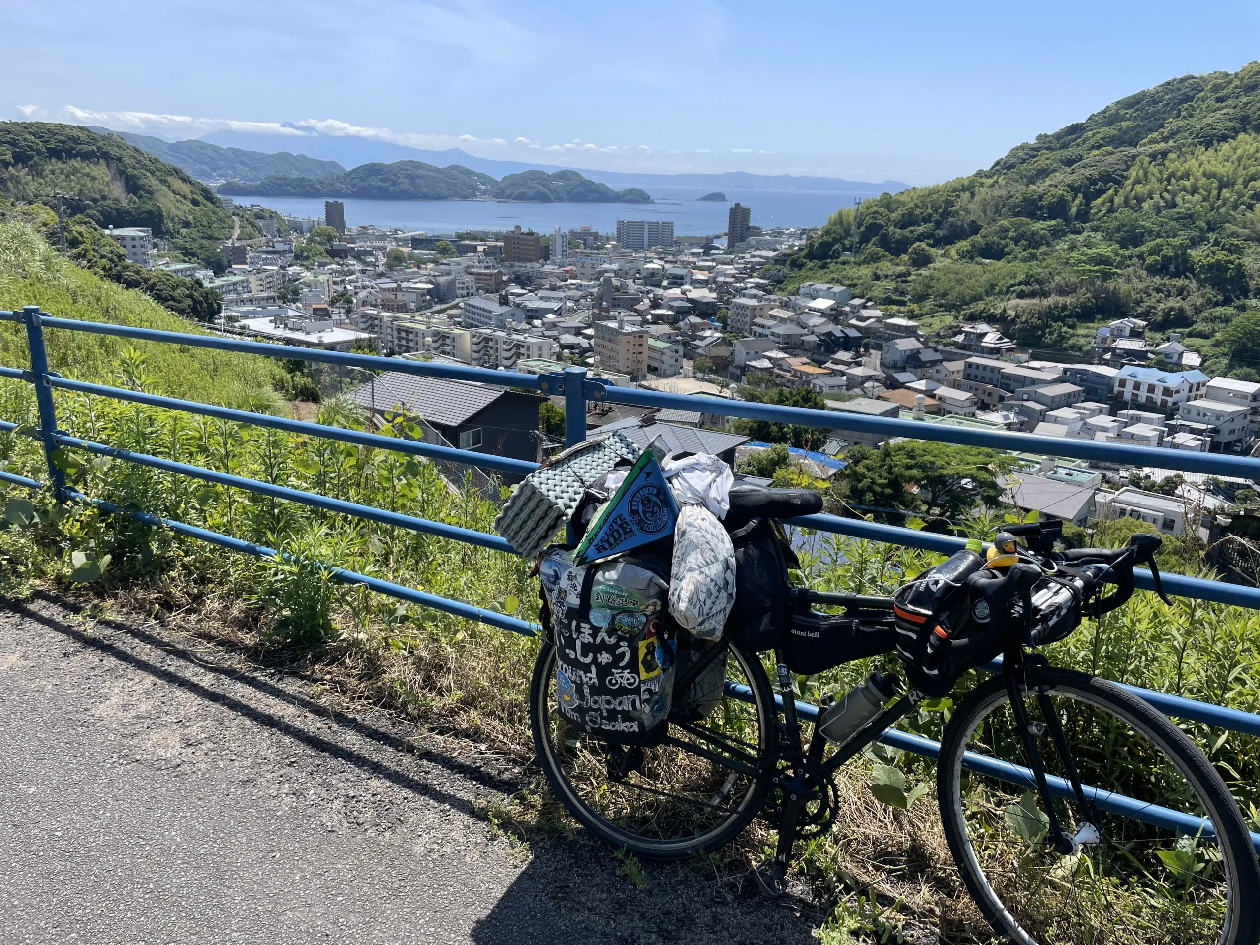 長崎の坂を上る自転車