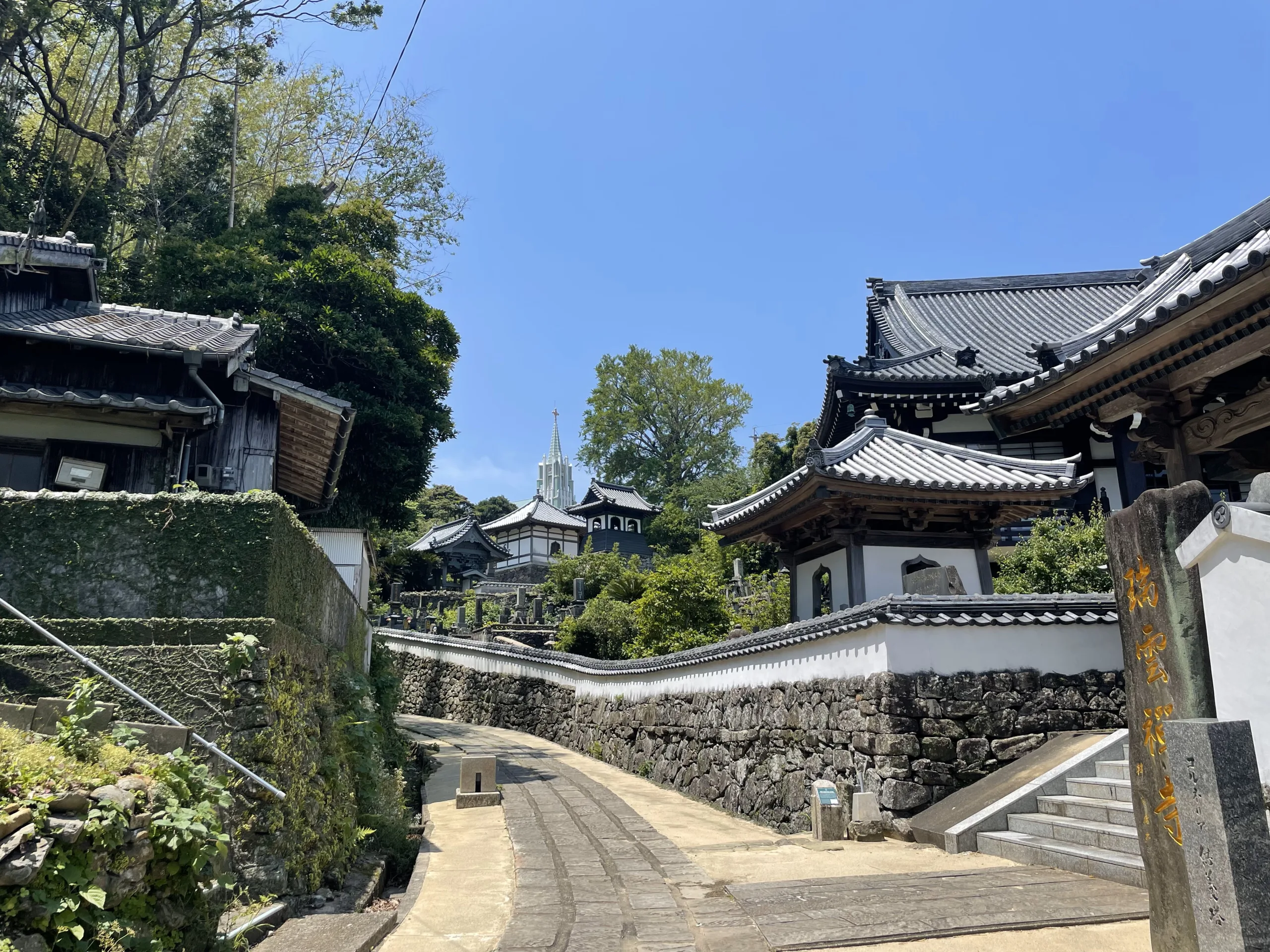 寺院と教会の見える道