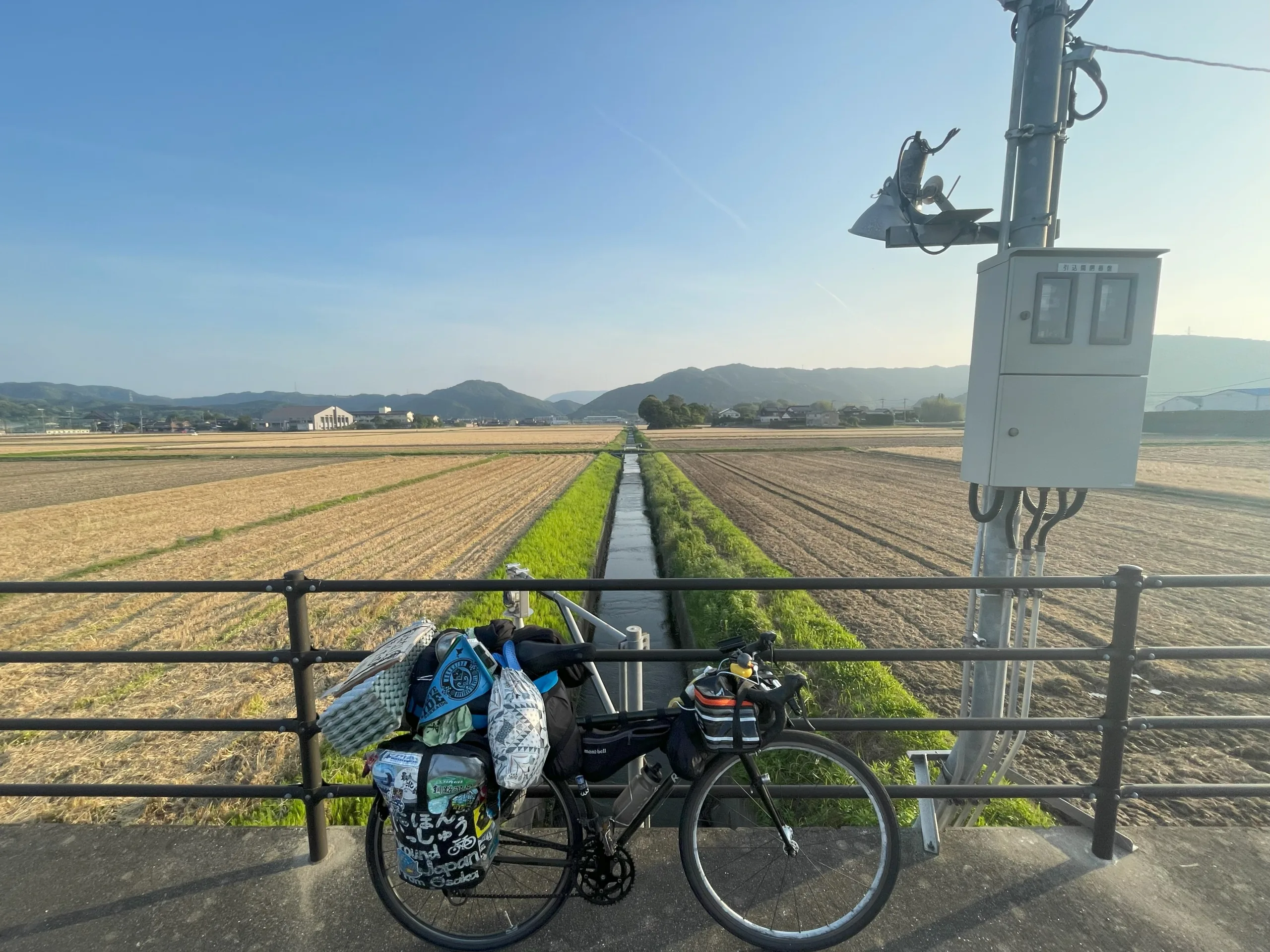 国道202号線沿いの畑と用水路