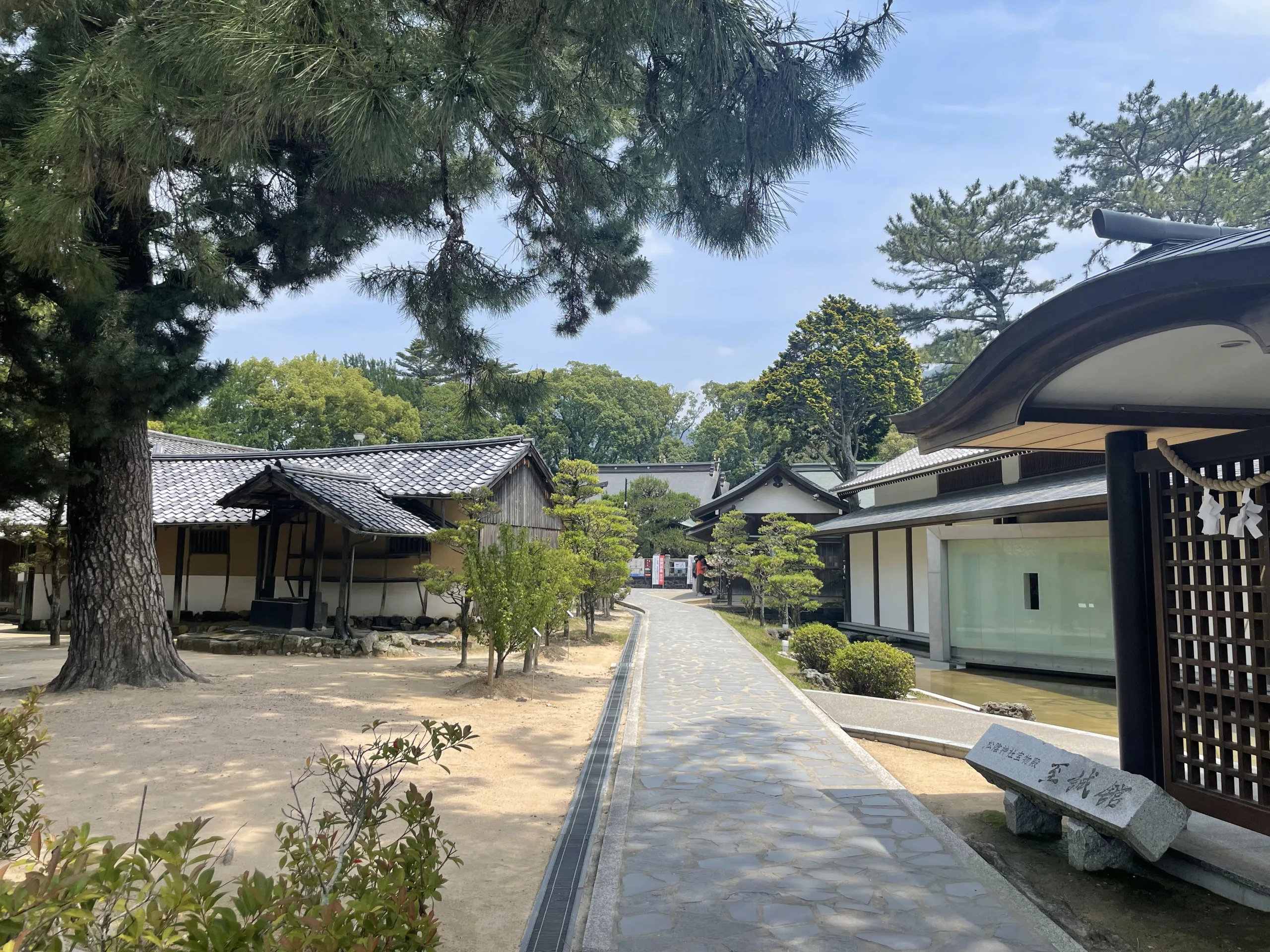 松陰神社敷地内の道