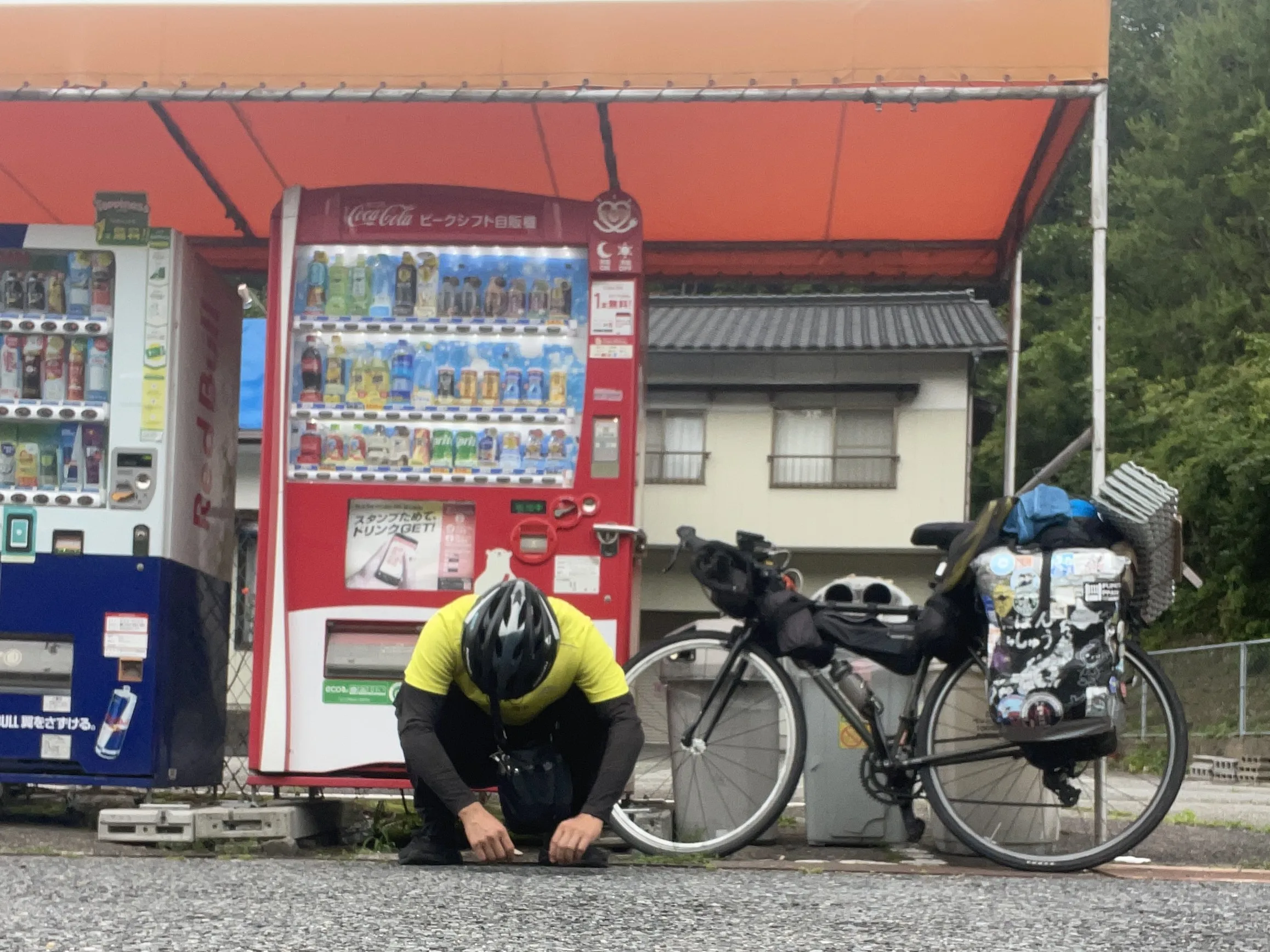 191号線の山道で休憩する旅人