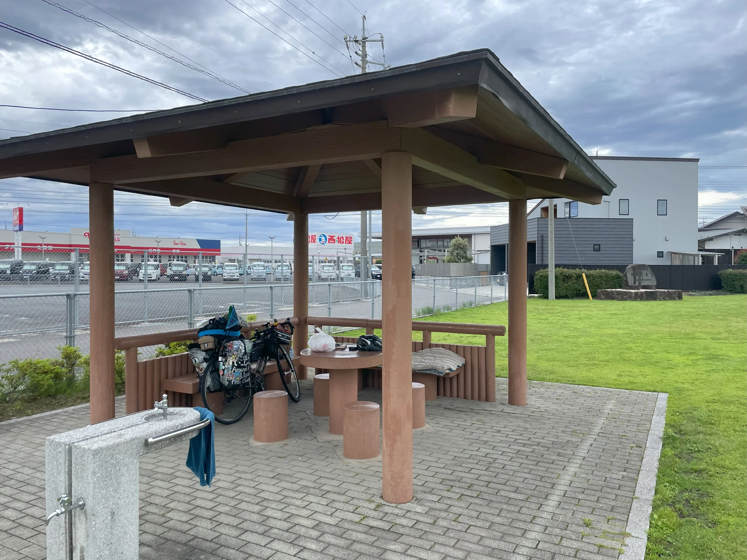 益田氏の公園で野宿する旅人