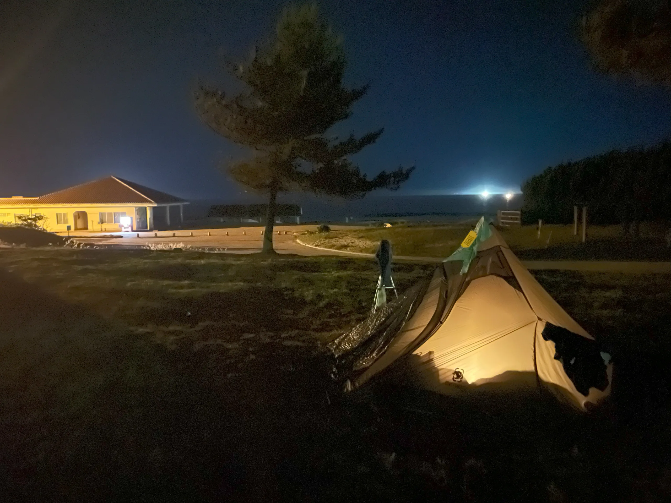 石見海浜公園キャンプサイトの夜のテント