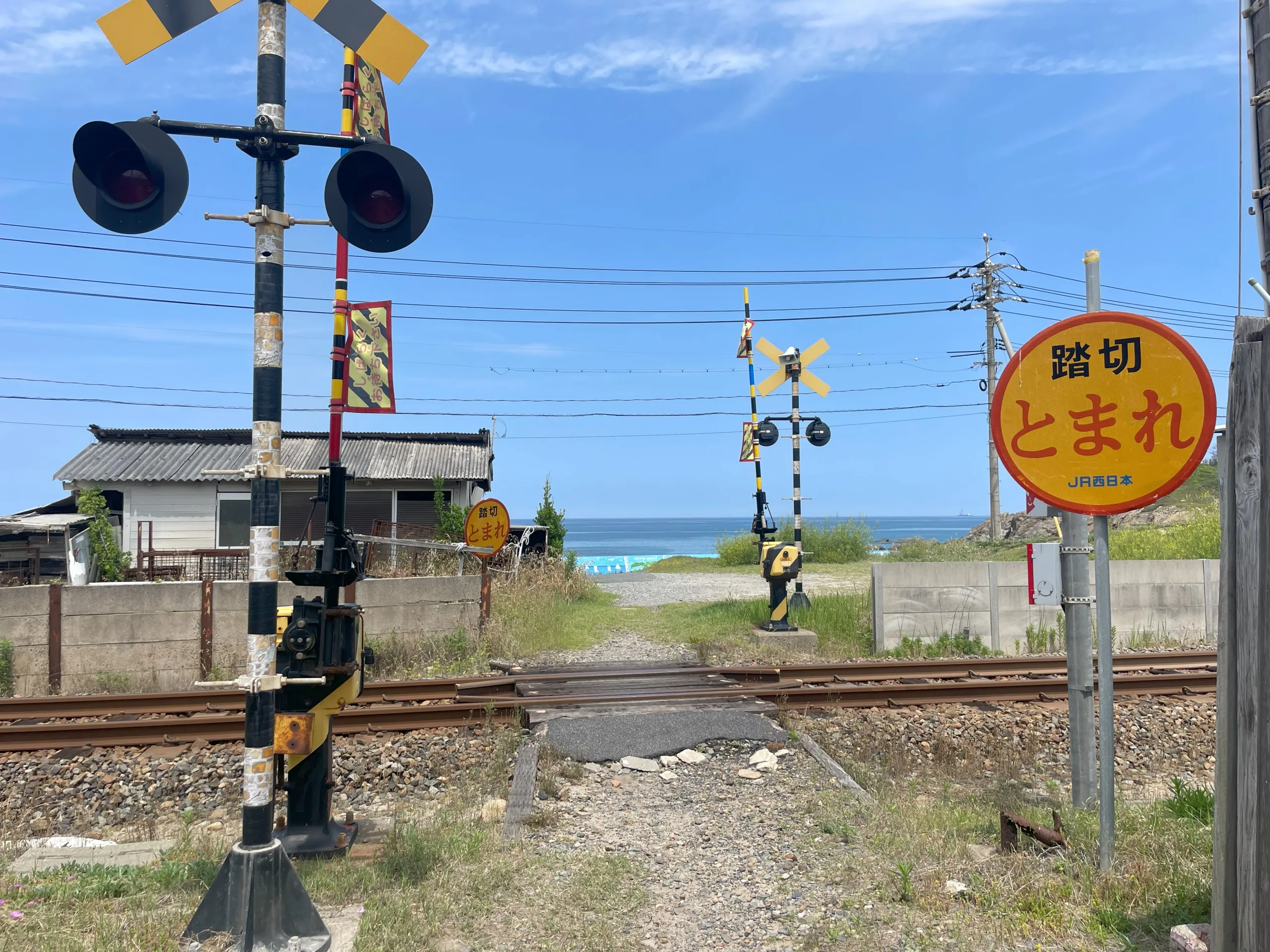 島根の国道9号線沿いの踏切