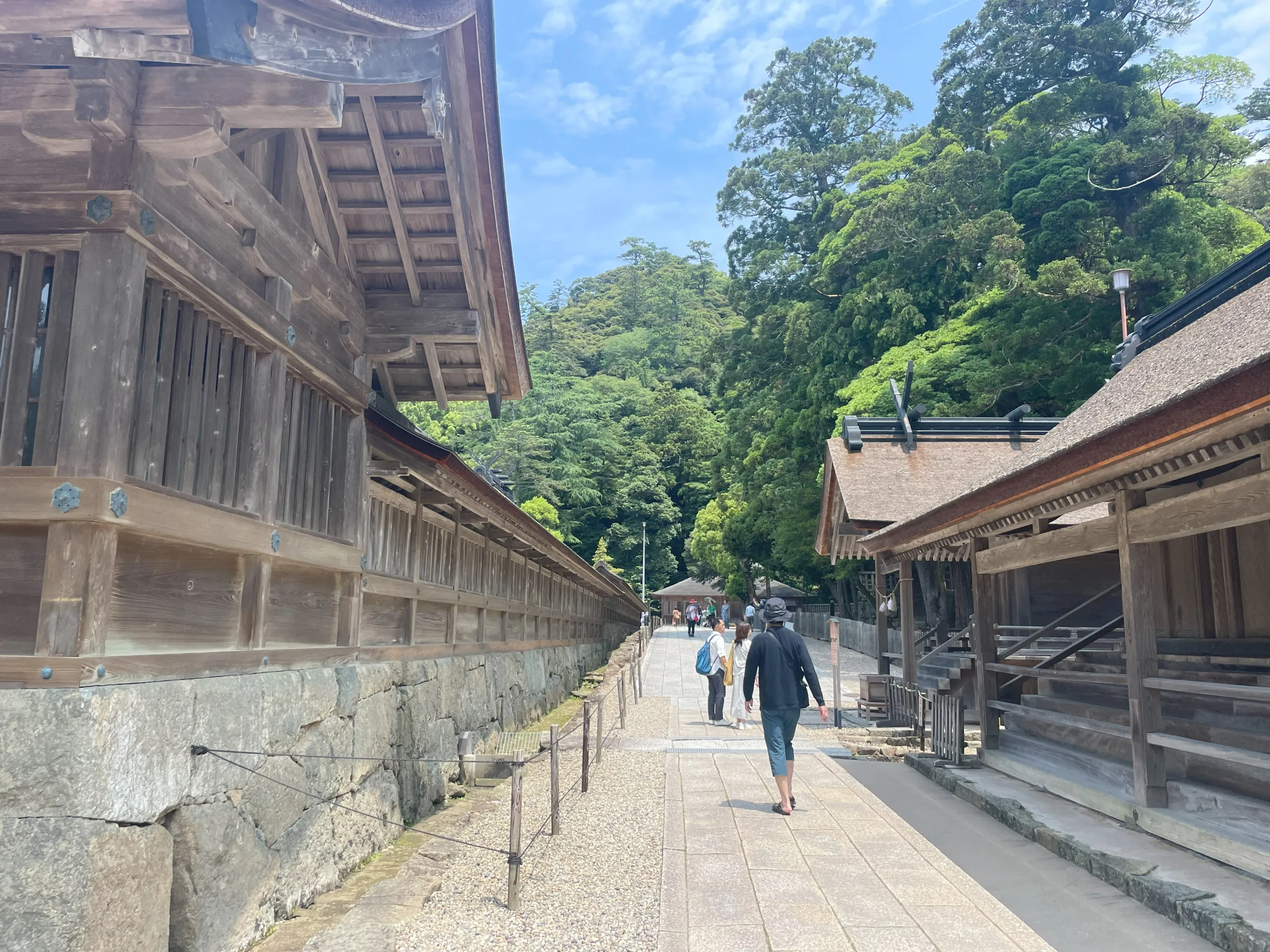 出雲大社御本殿横の道