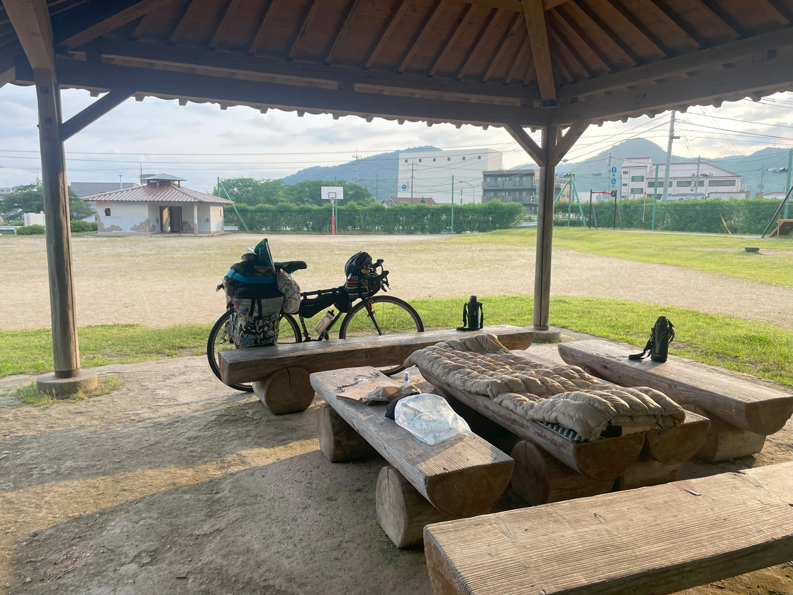 島根の大田市の公園で野宿する旅人