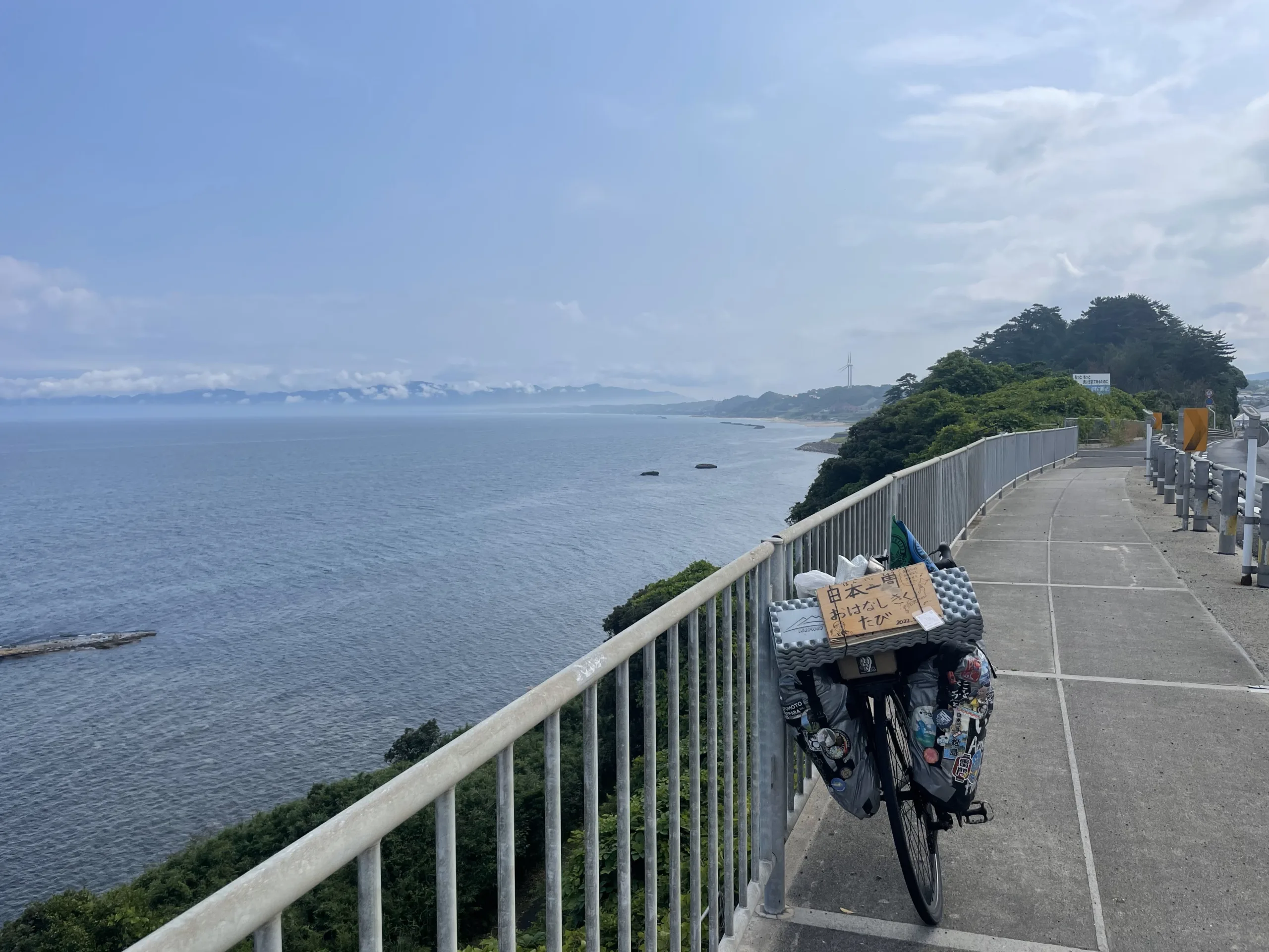 くにびき海岸道路を走る自転車