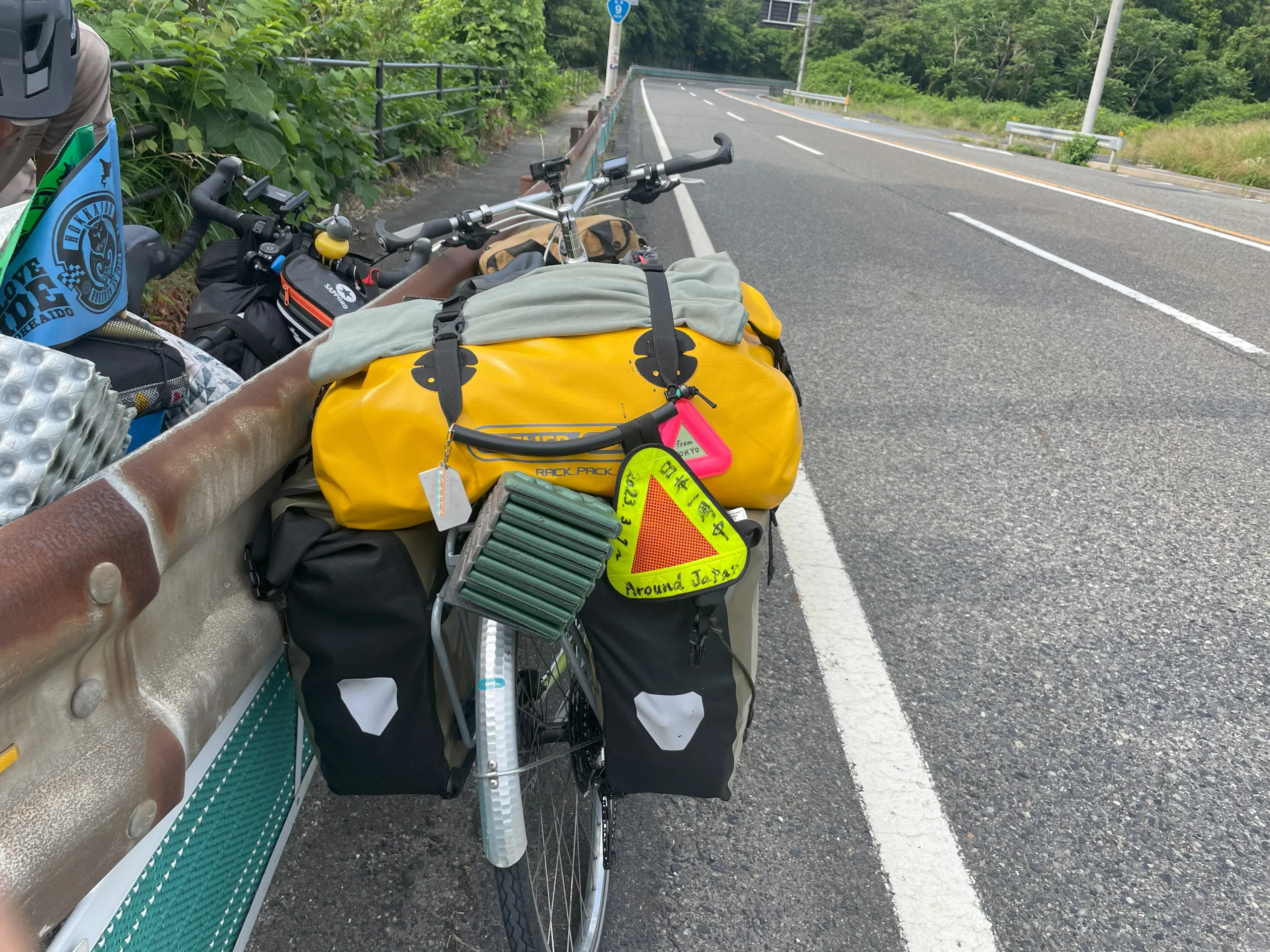 鳥取で出会った自転車日本一周の旅人の愛車