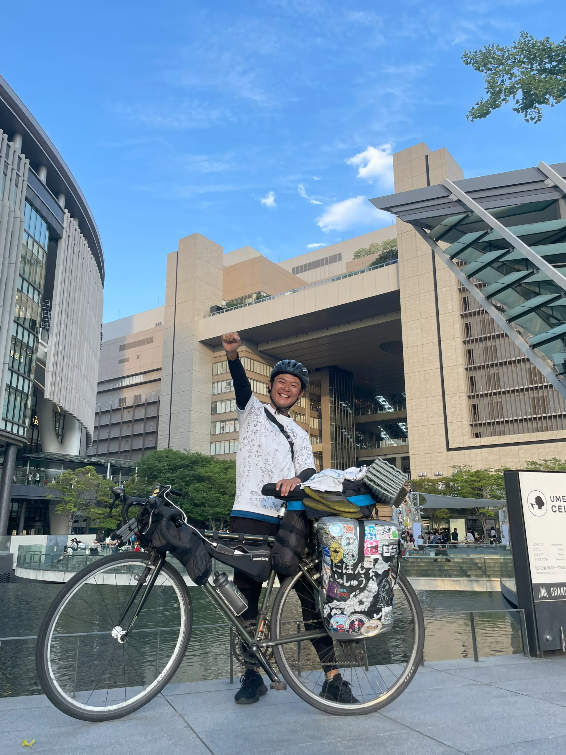 JR大阪駅前に止めた日本一周の自転車