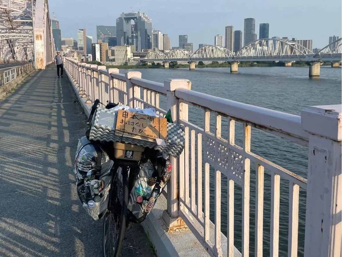 十三大橋をわたる旅人の自転車