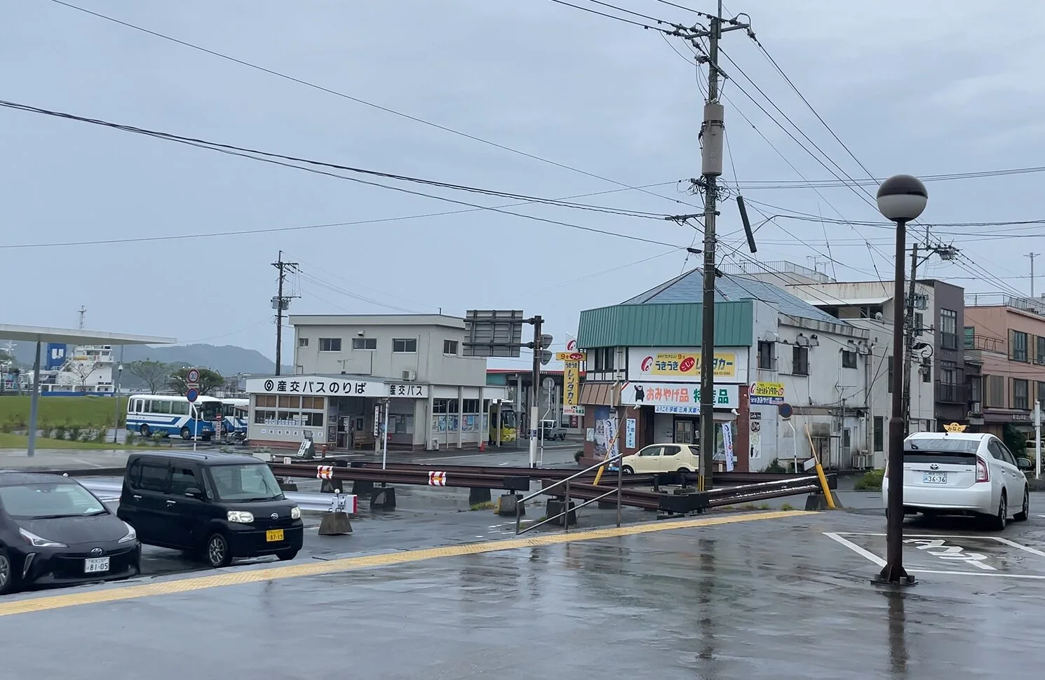 雨の三角駅周辺