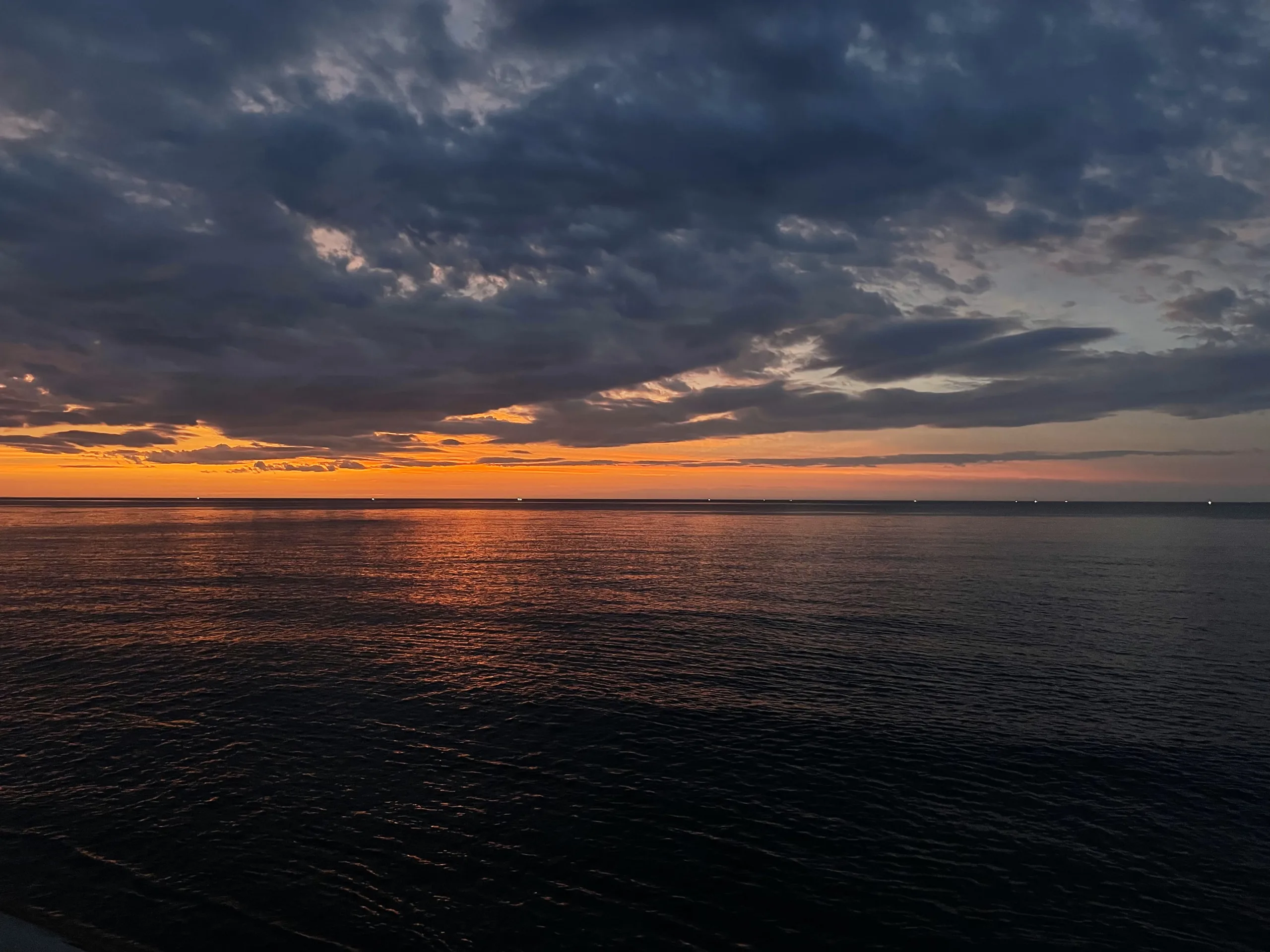 山口島根県境付近で見た夕日と漁船の光