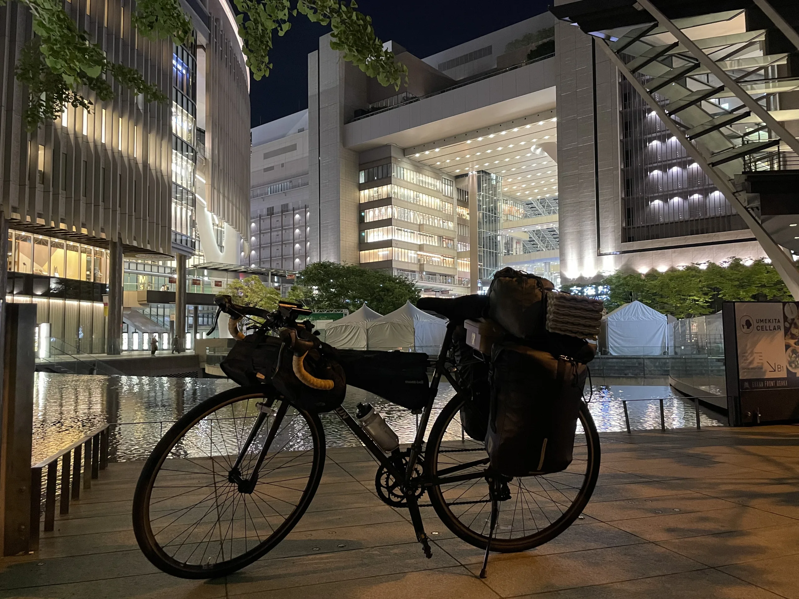 JR大阪駅前に止めた日本一周の自転車