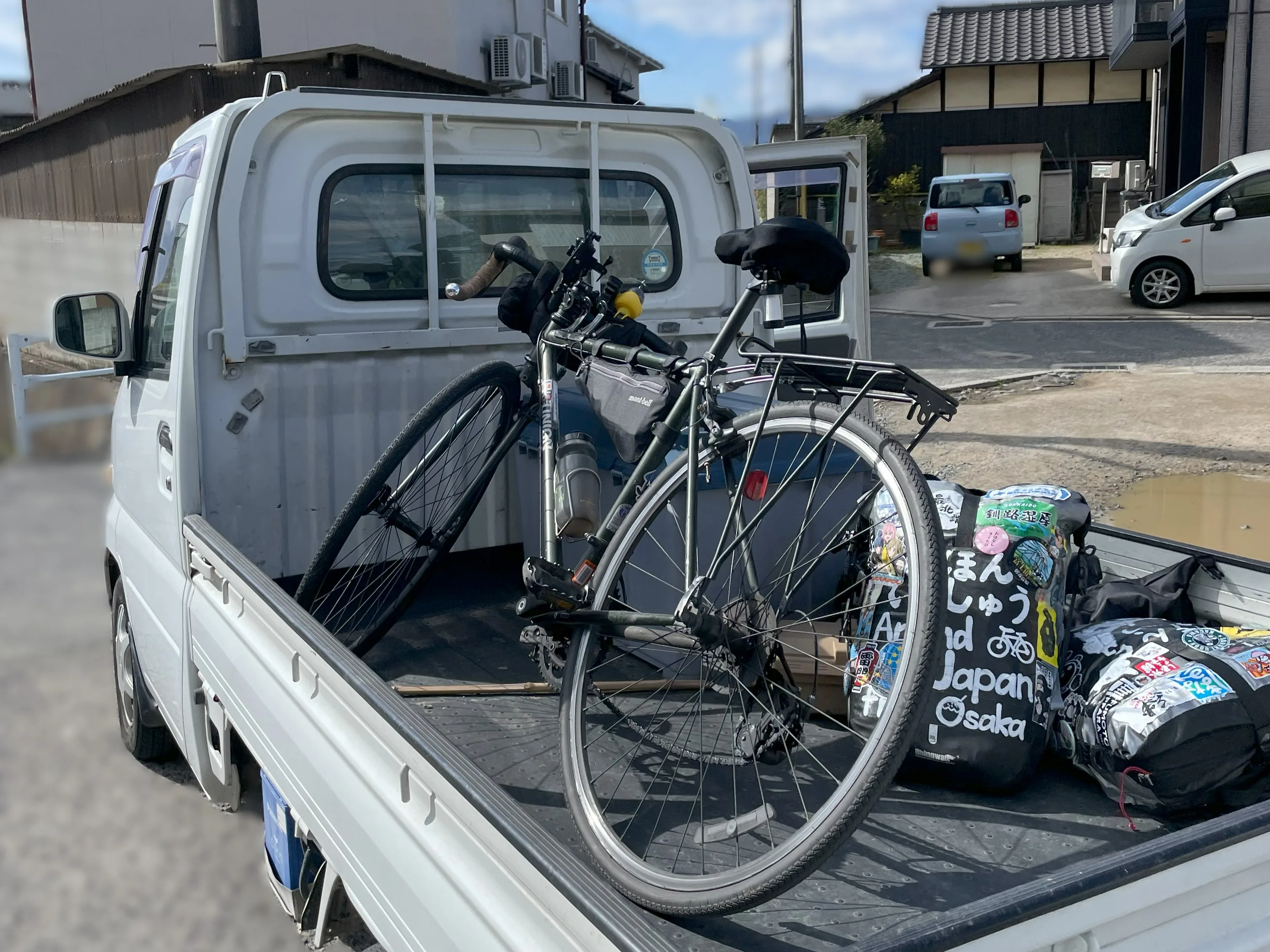 フォークが折れてトラックに載せられる自転車