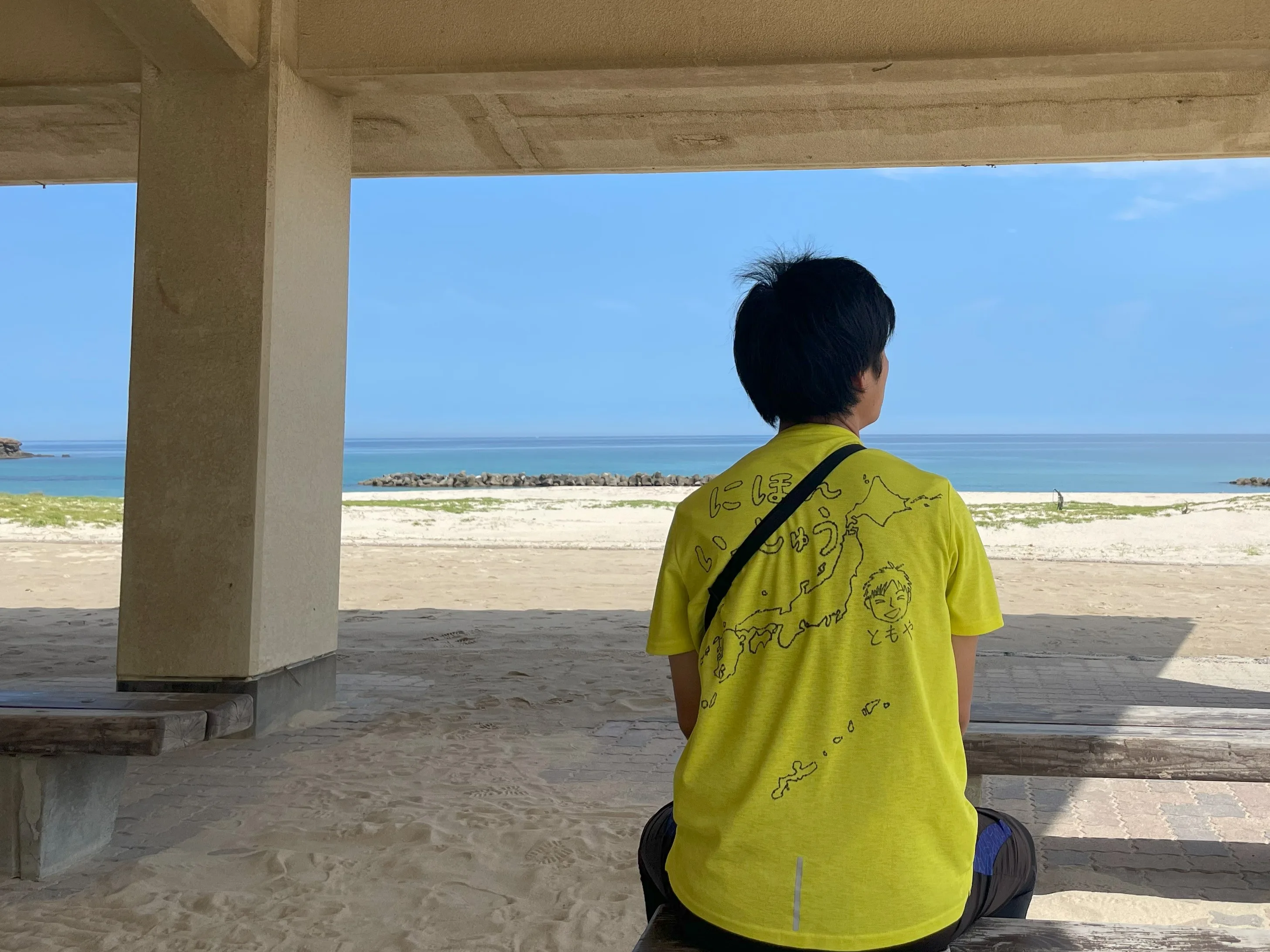 日本一周のTシャツを着た旅人
