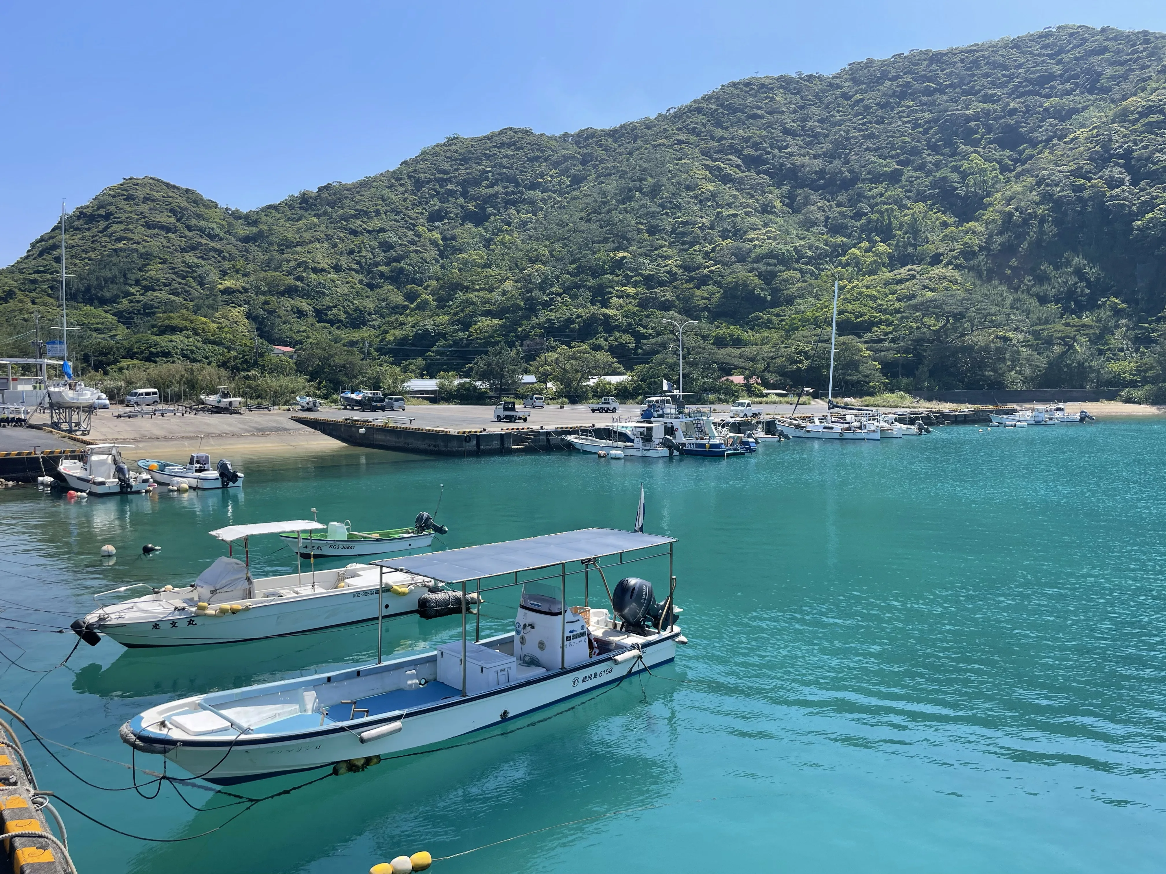 加計呂麻島の海と船
