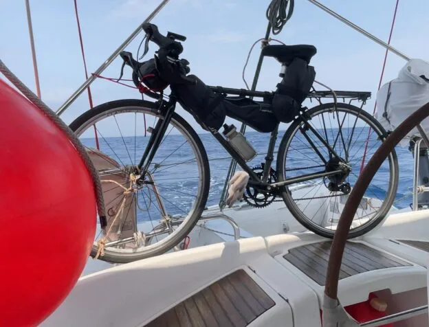 与論島から沖縄までヨットで渡る自転車
