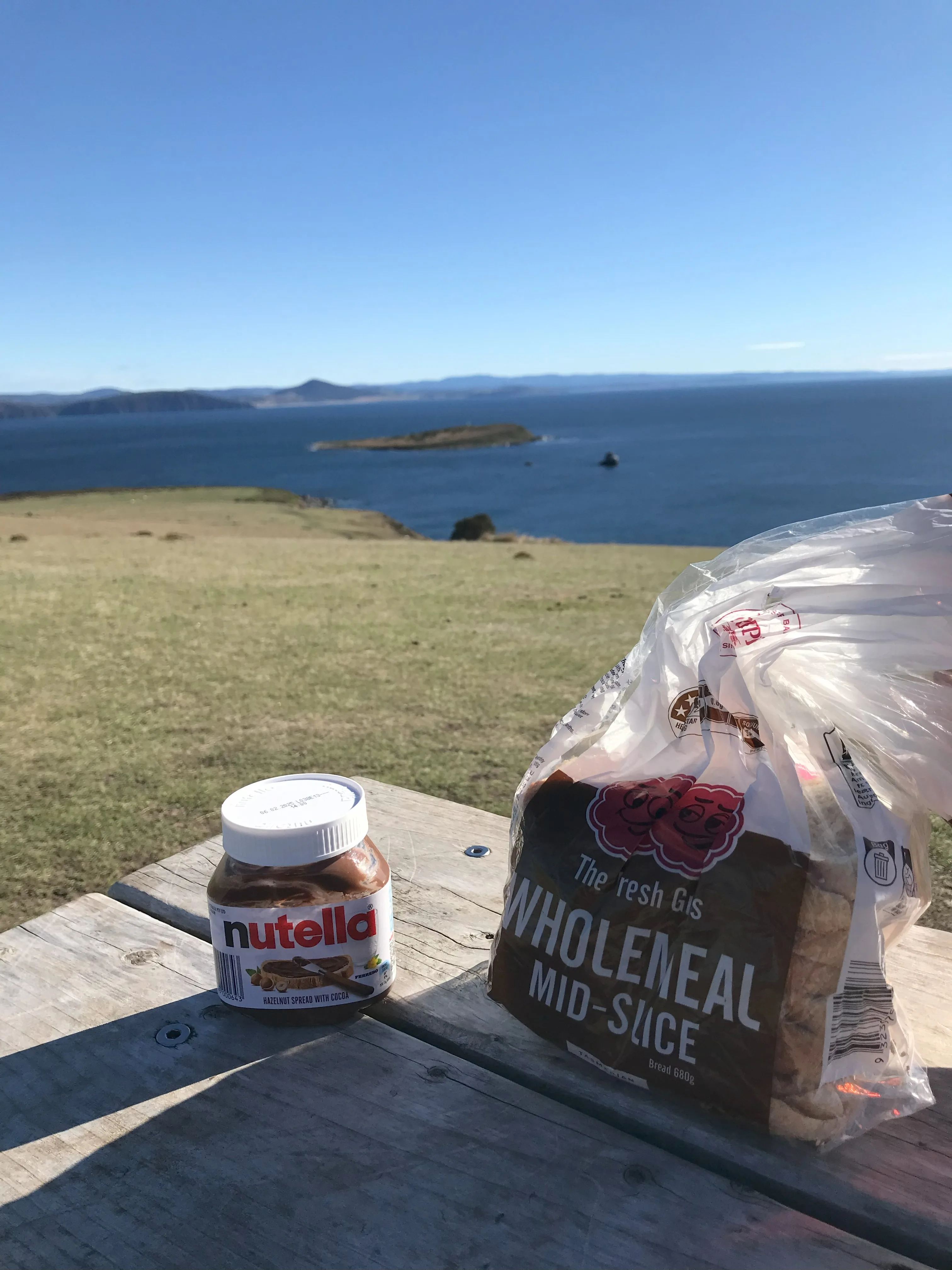 タスマニアのマリア島で食べる食パンとヌテラ