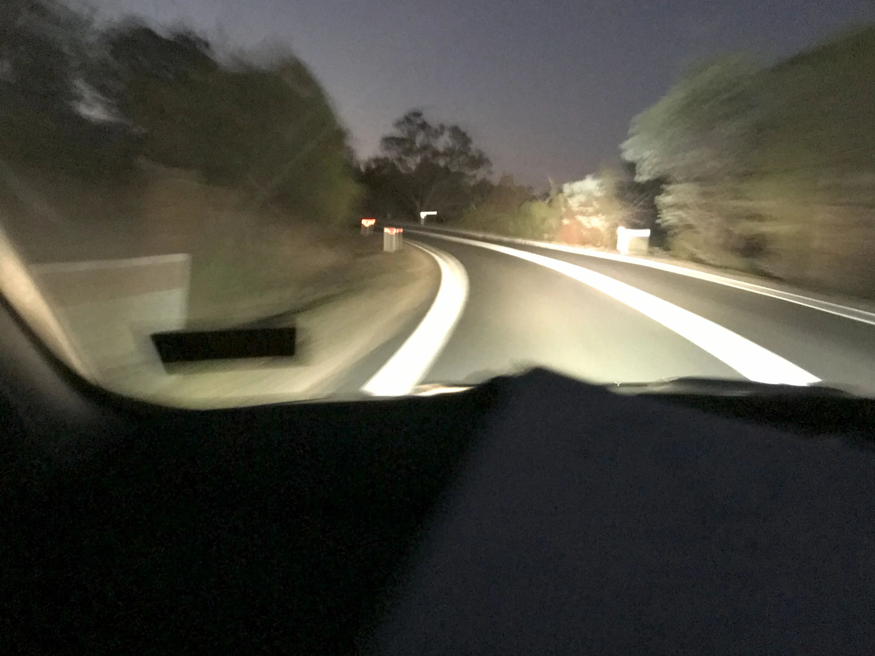 タスマニアのスワンシーからキャンベルタウンまで夜道