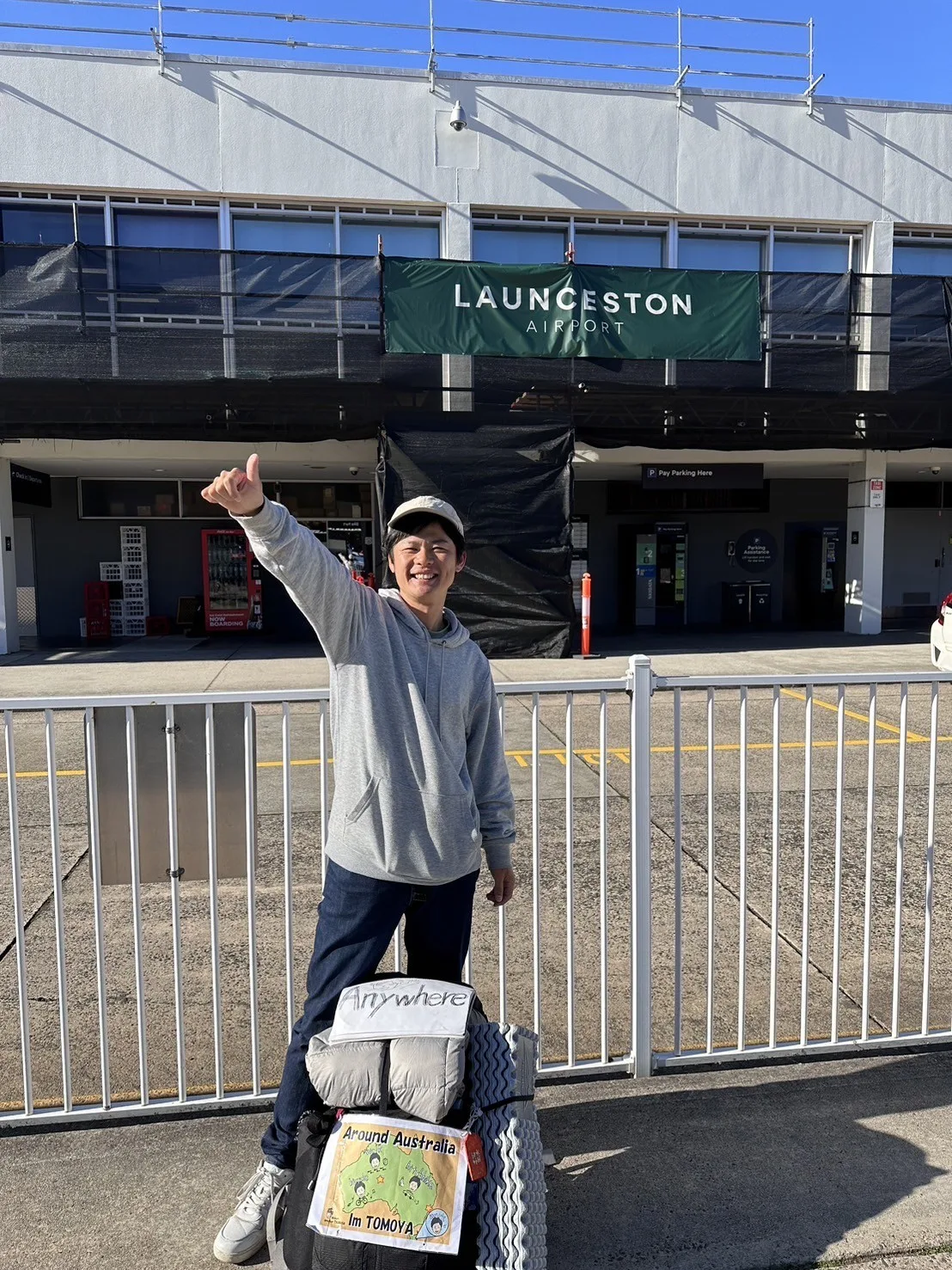 ローンセストン空港に到着したヒッチハイカー