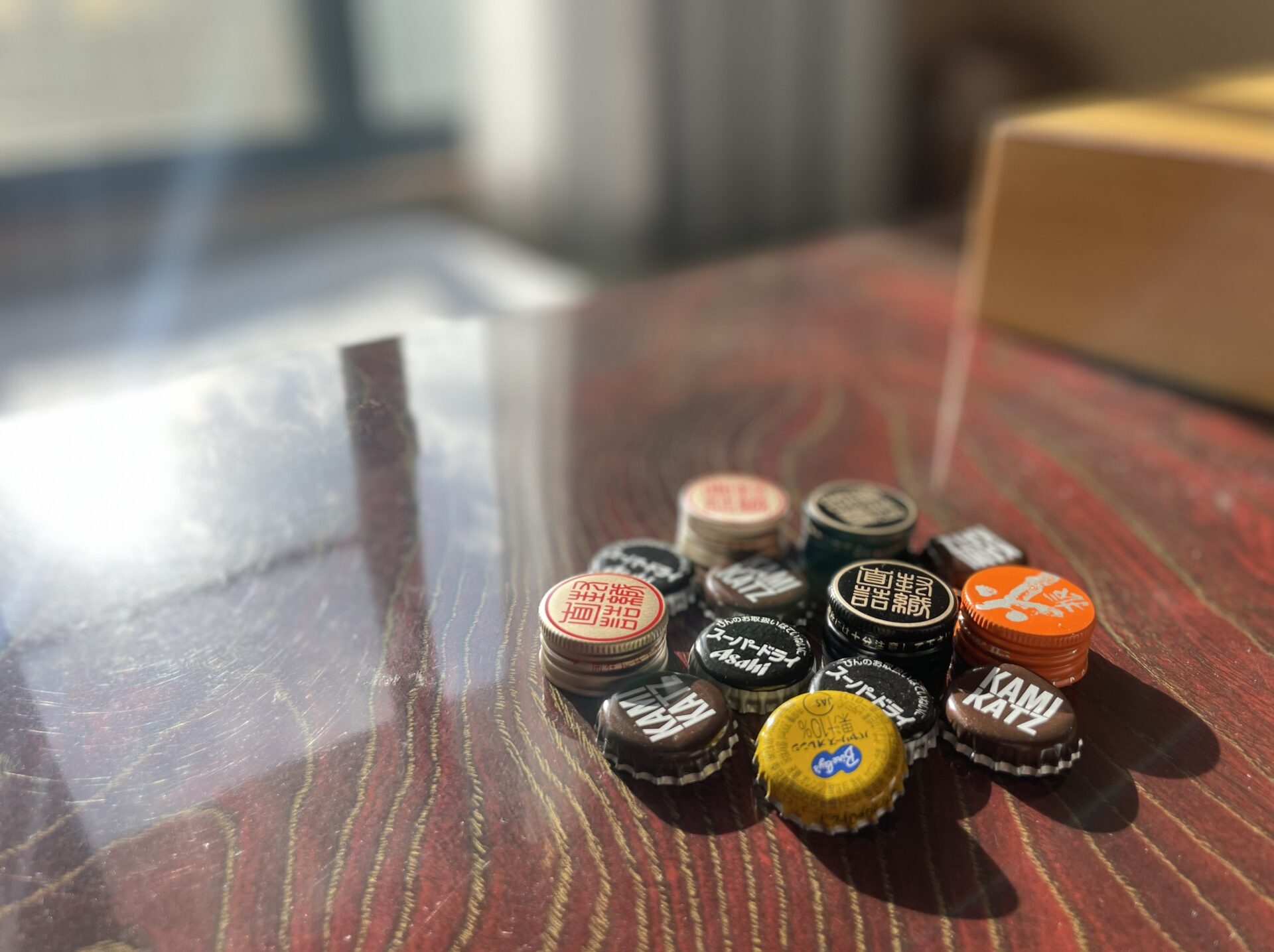 リゾートバイトの部屋の机の上に置かれたビンの蓋