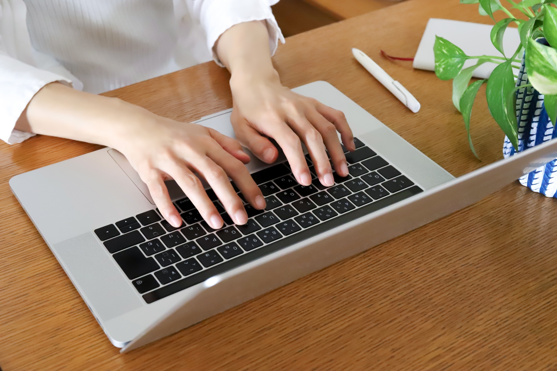 PCのキーボードを触る人