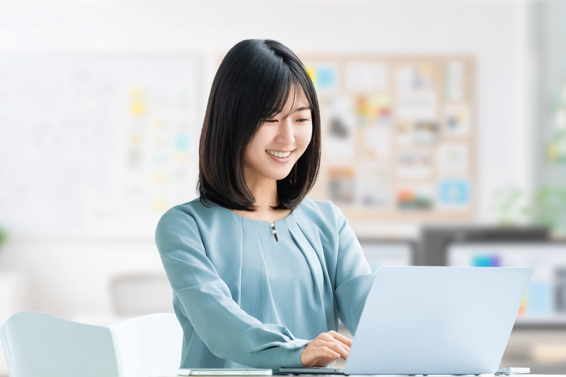 パソコンの前で笑顔の女性