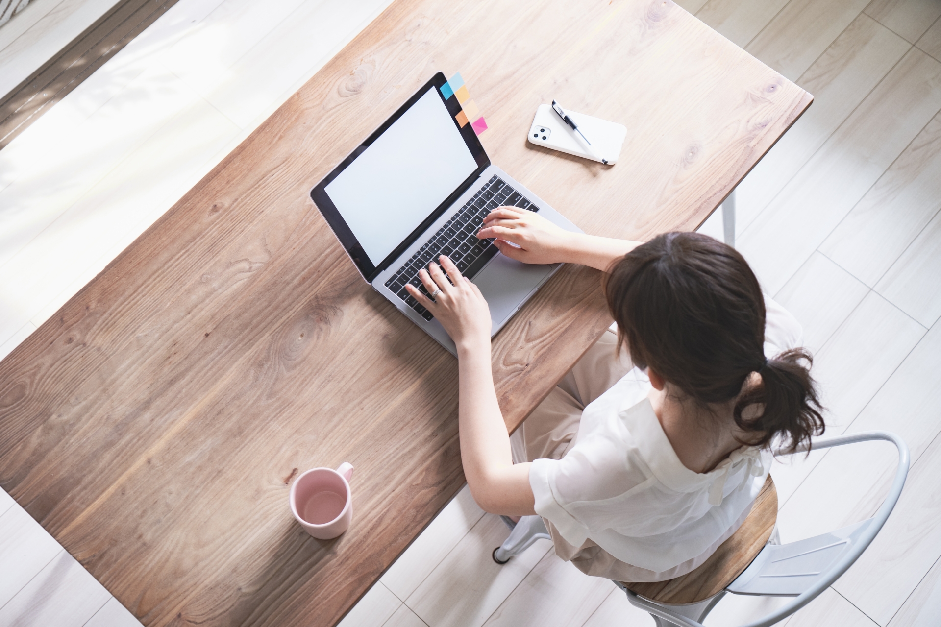 パソコンを触る人