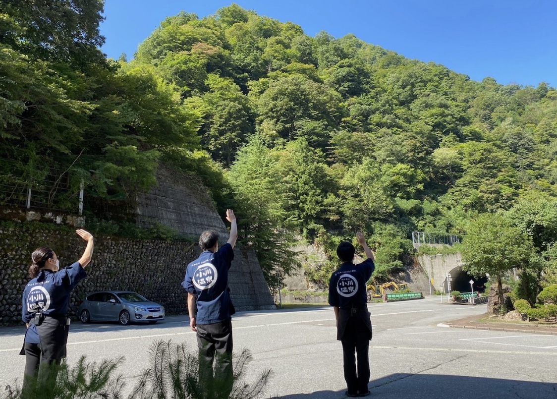 リゾートバイトでお客様の車を見送るスタッフ