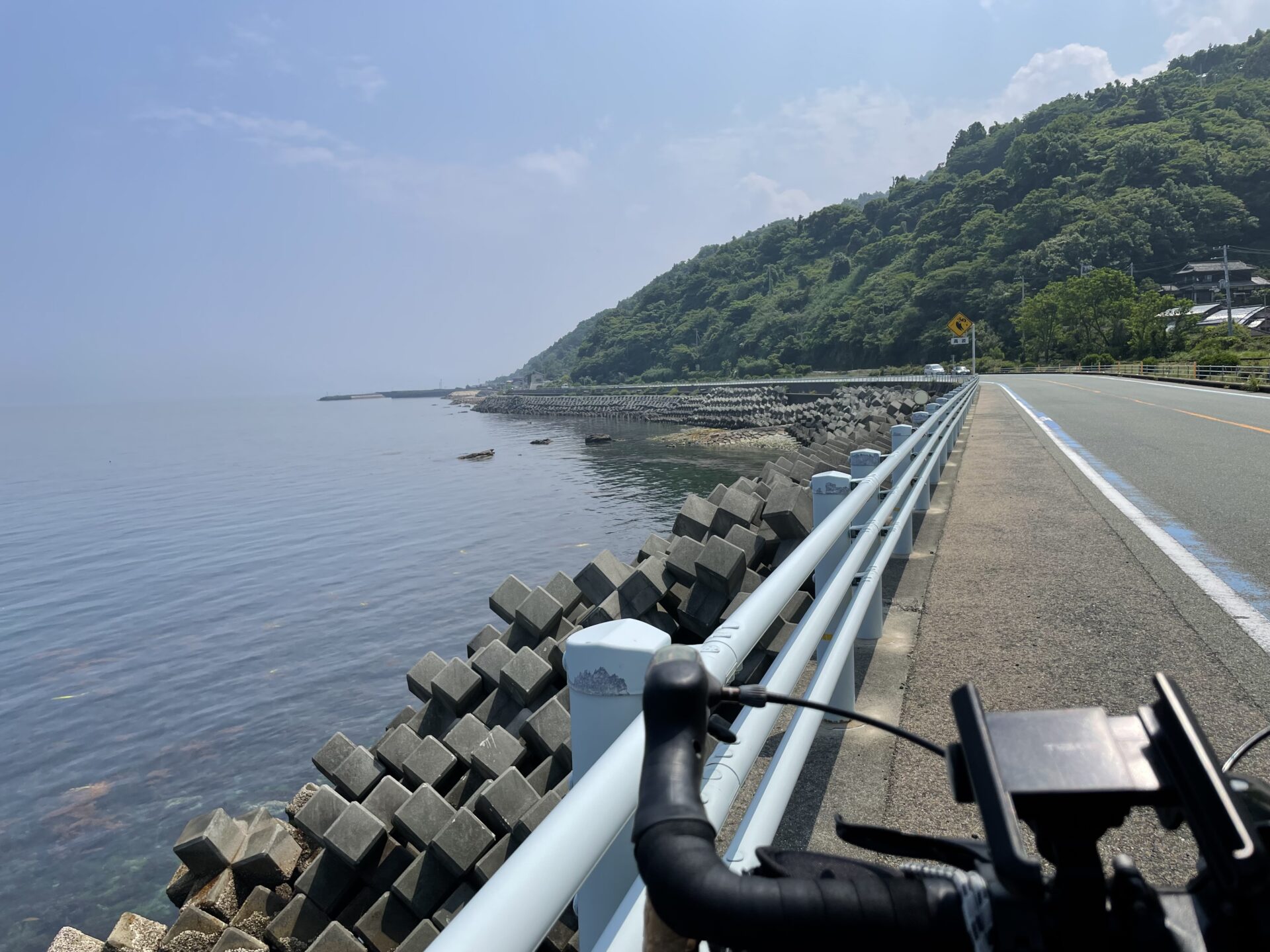 四国の海沿いを走る自転車から見た景色