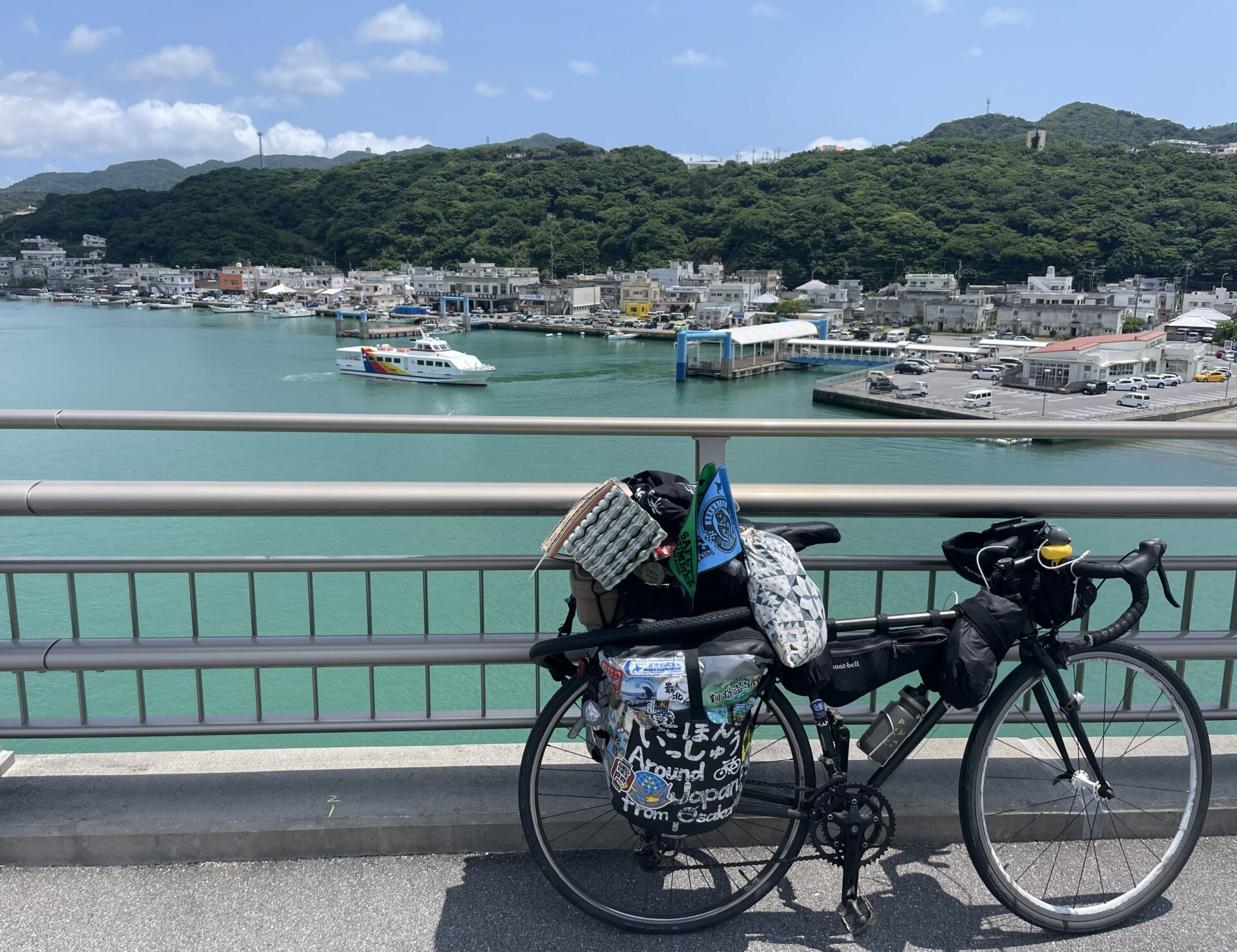 沖縄県本部町の橋の上にとめた日本一周の自転車
