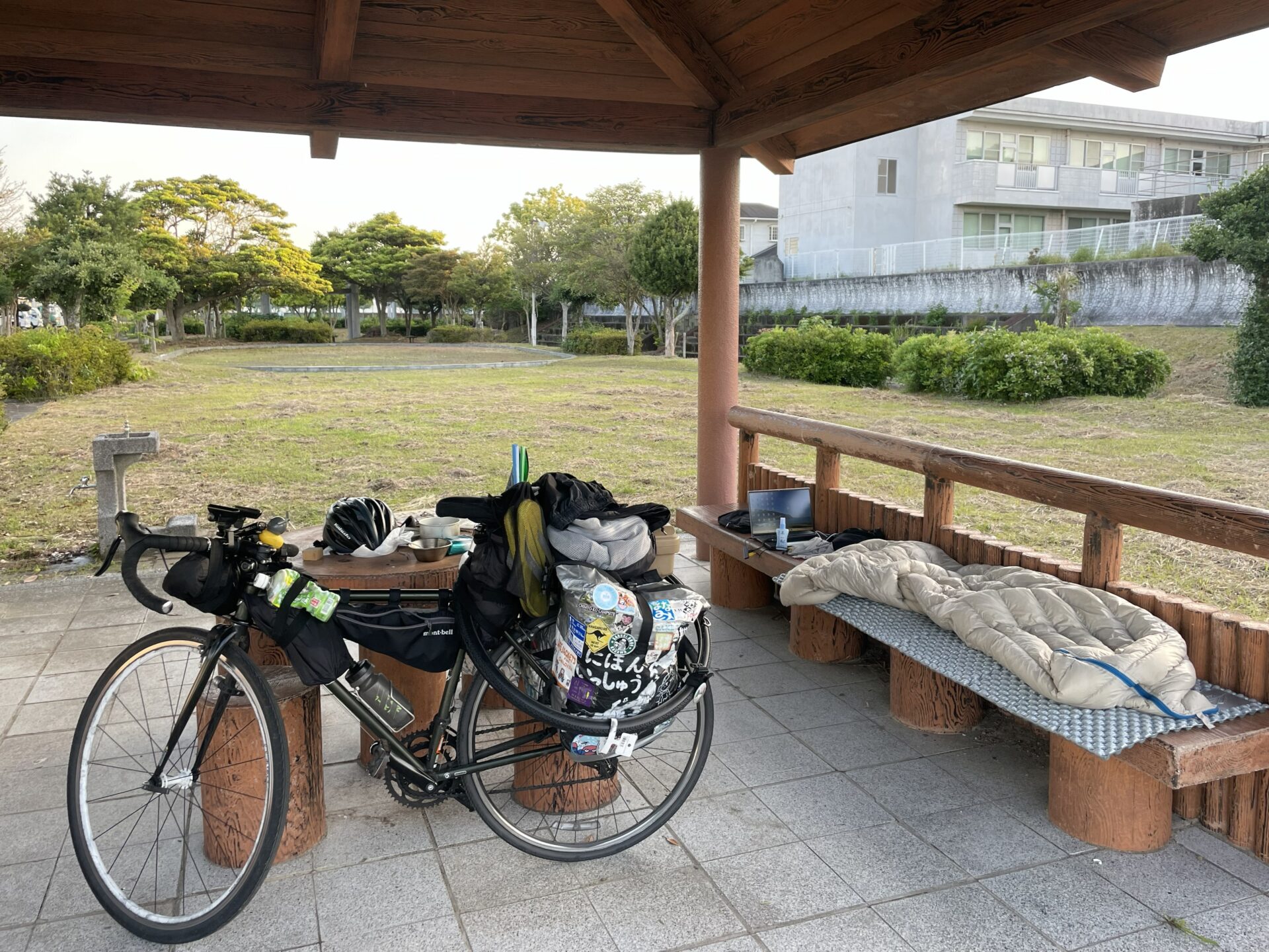 野宿する自転車日本一周の旅人