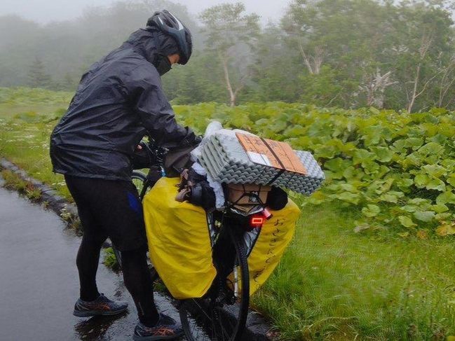 北海道で大雨にあたる自転車日本一周旅人