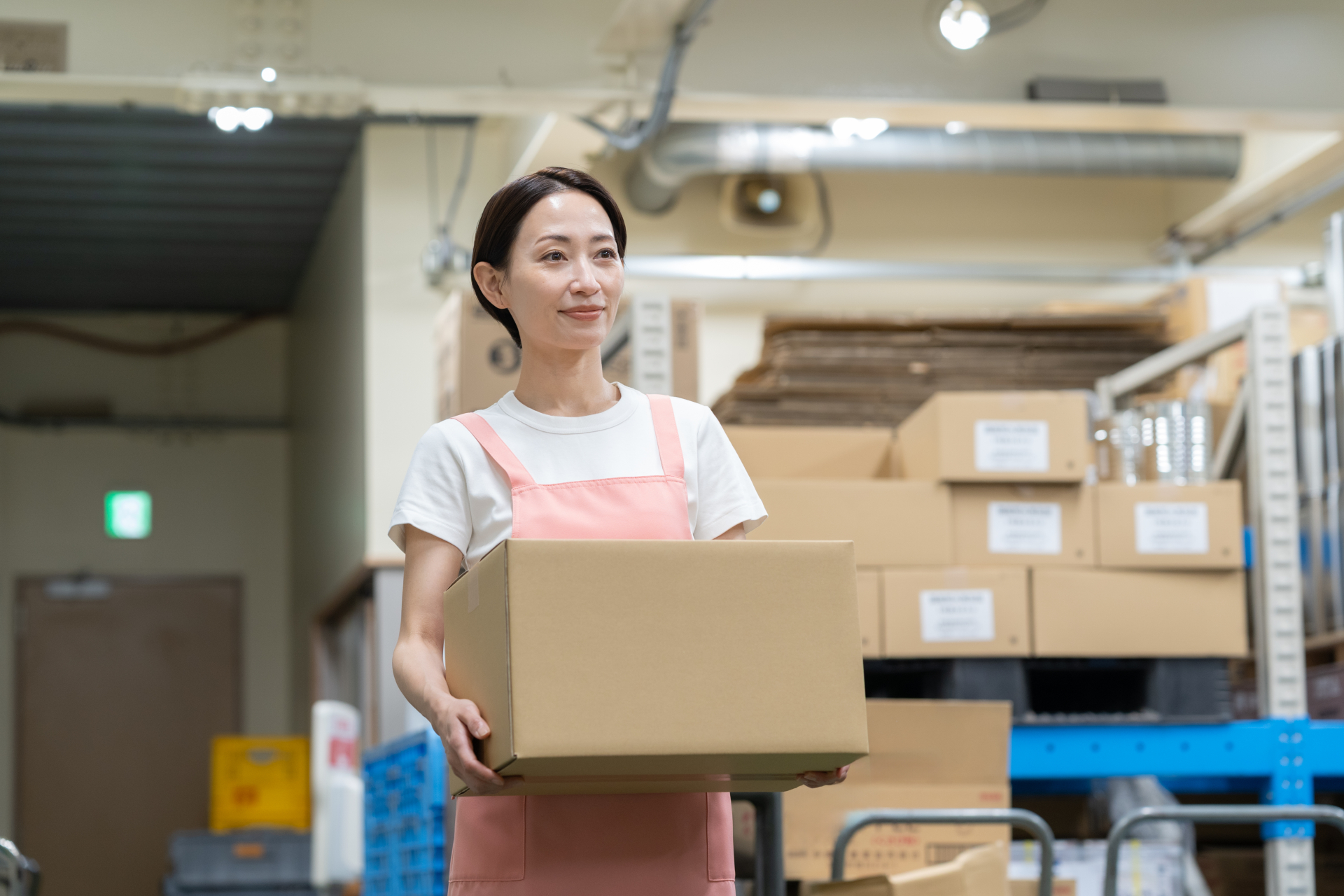 工場で荷物を運ぶ女性